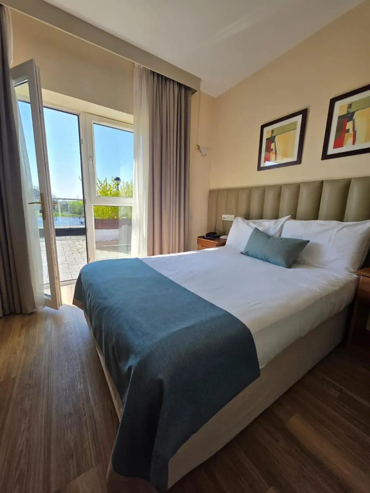 Single Room with Balcony - single occupancy in Moycarn Lodge & Marina Single Room with Balcony - single occupancy in Moycarn Lodge & Marina