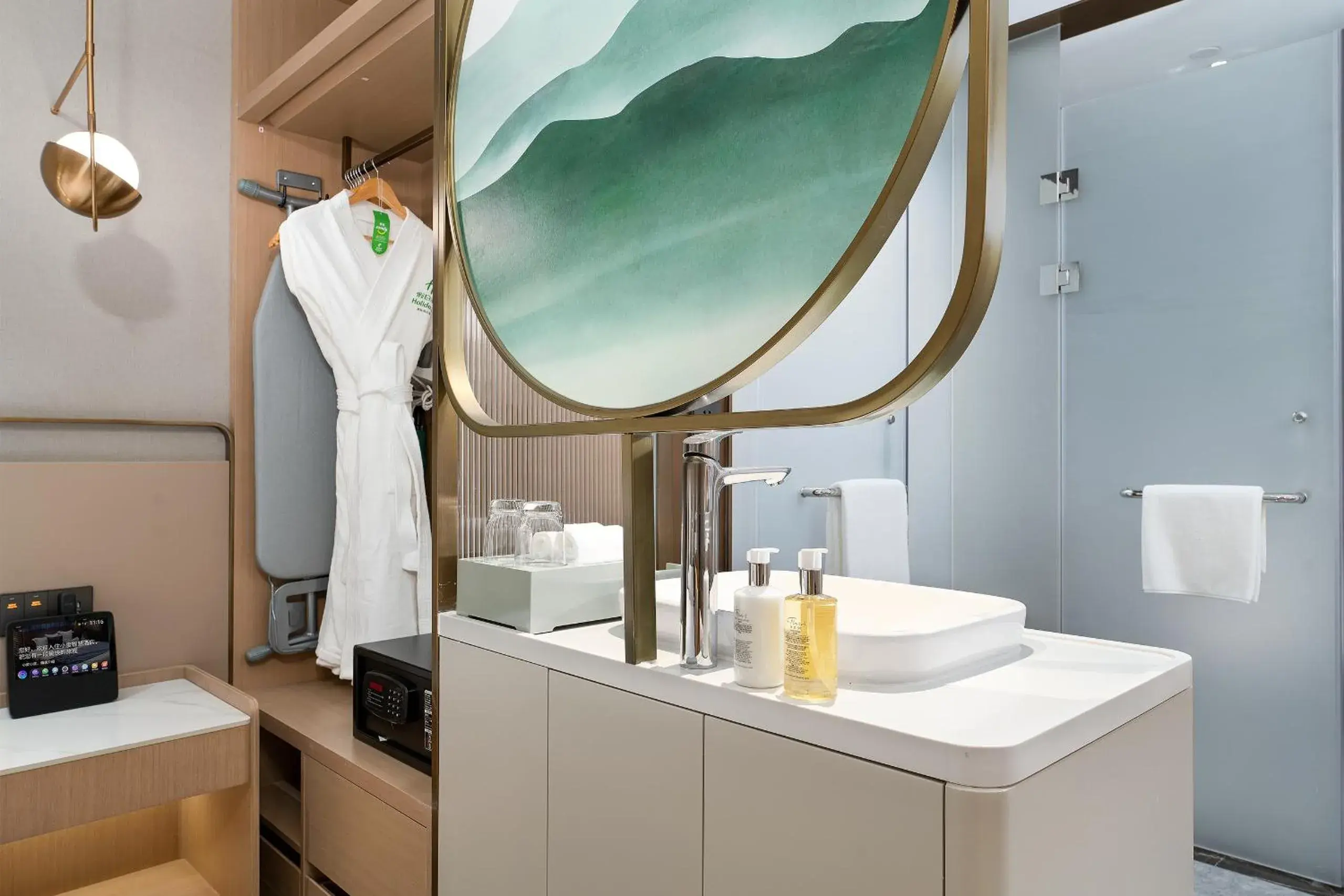 Standard Twin Room with River View in Holiday Inn Changsha Malanshan by IHG Standard Twin Room with River View in Holiday Inn Changsha Malanshan by IHG