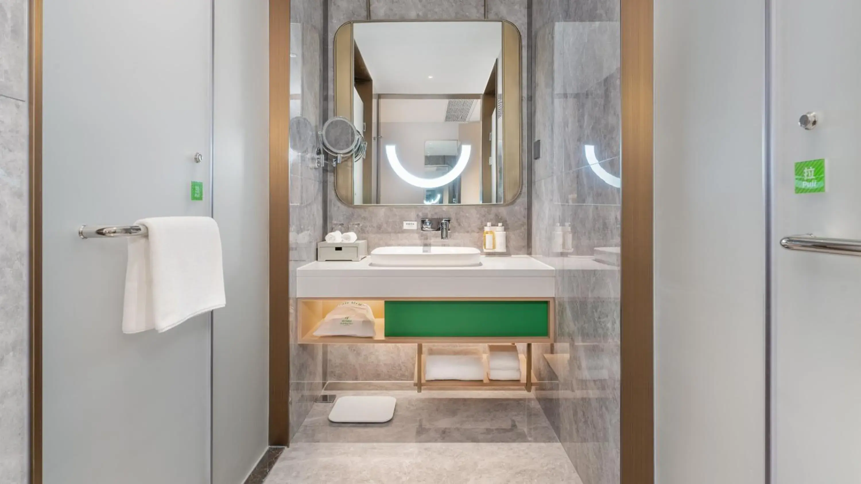 Premium King Room with River View in Holiday Inn Changsha Malanshan by IHG Premium King Room with River View in Holiday Inn Changsha Malanshan by IHG