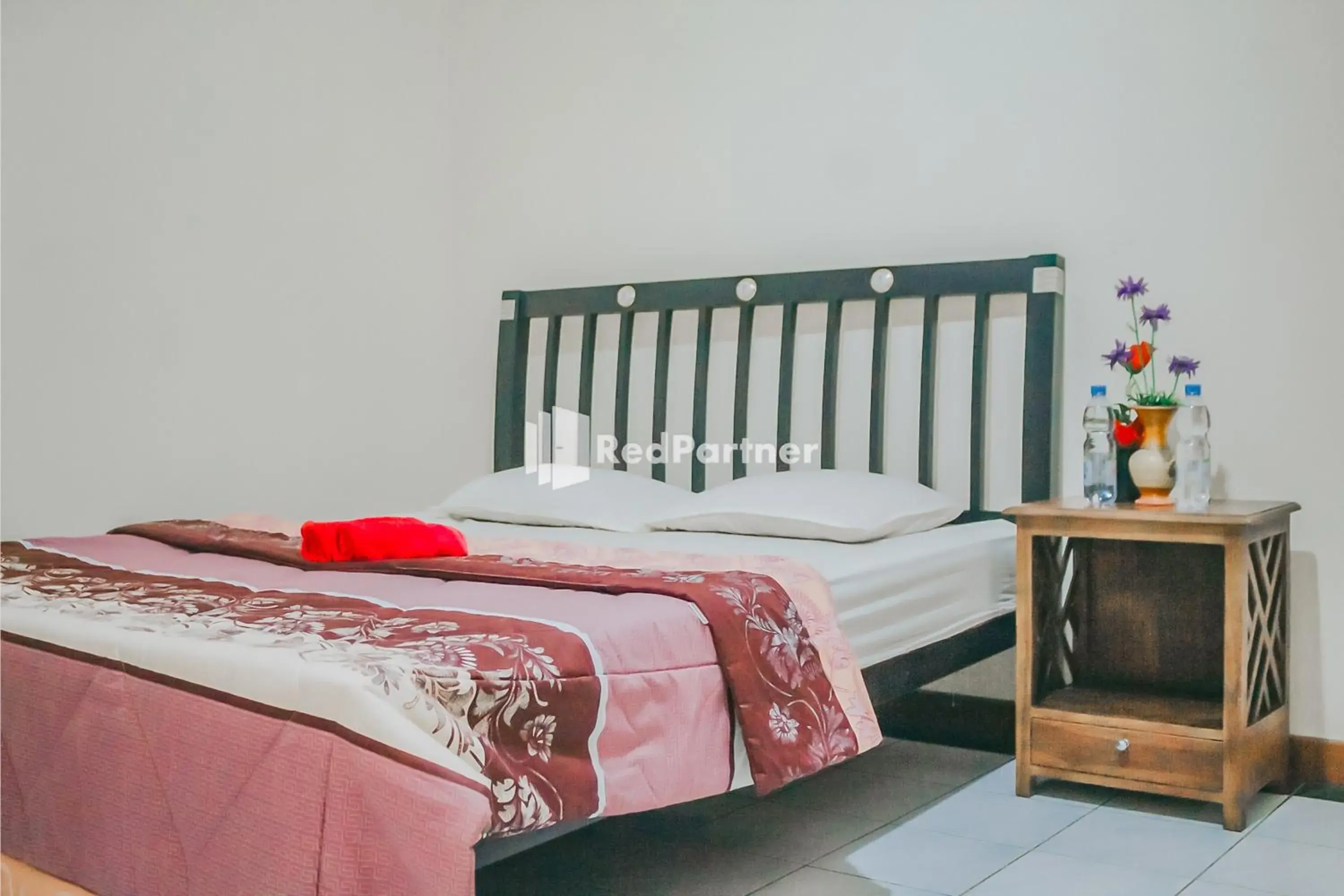 Deluxe Double Room in Villa Mawar Adinda Kuningan Syariah RedPartner Deluxe Double Room in Villa Mawar Adinda Kuningan Syariah RedPartner