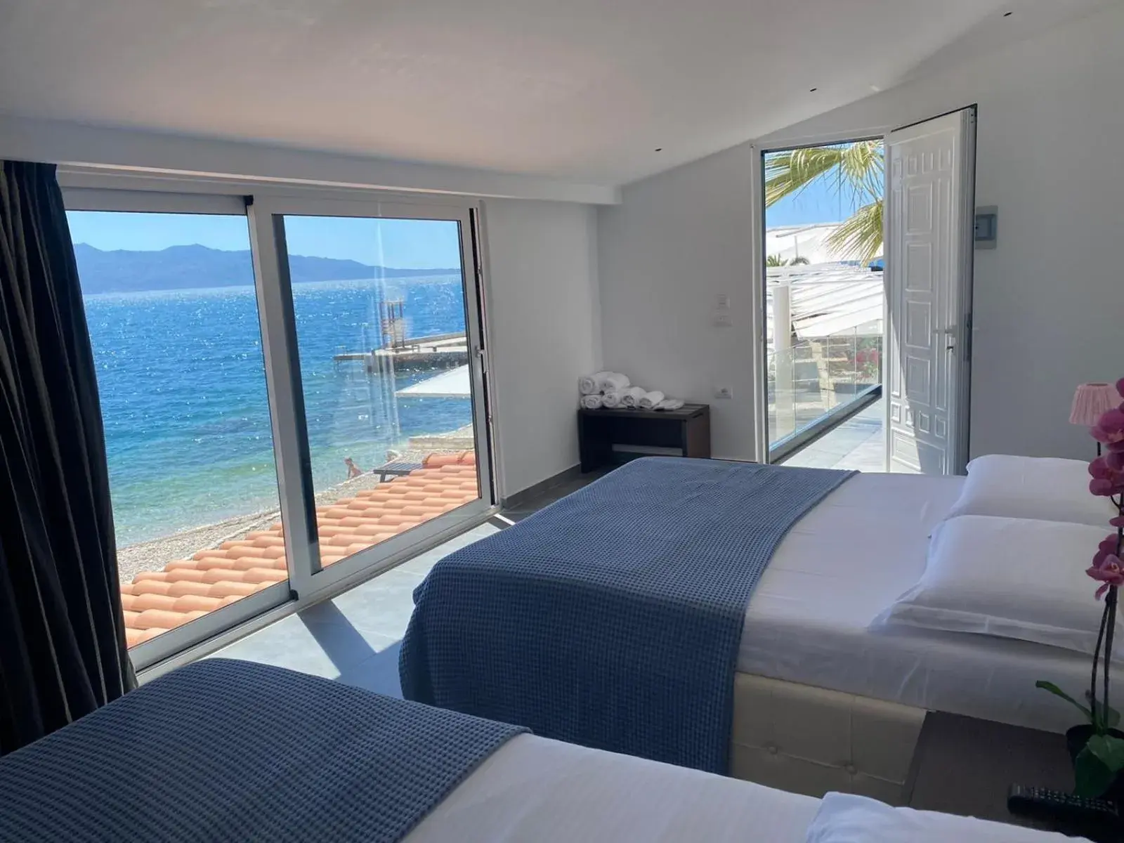 Triple Room with Sea View in Hotel Nertili Triple Room with Sea View in Hotel Nertili