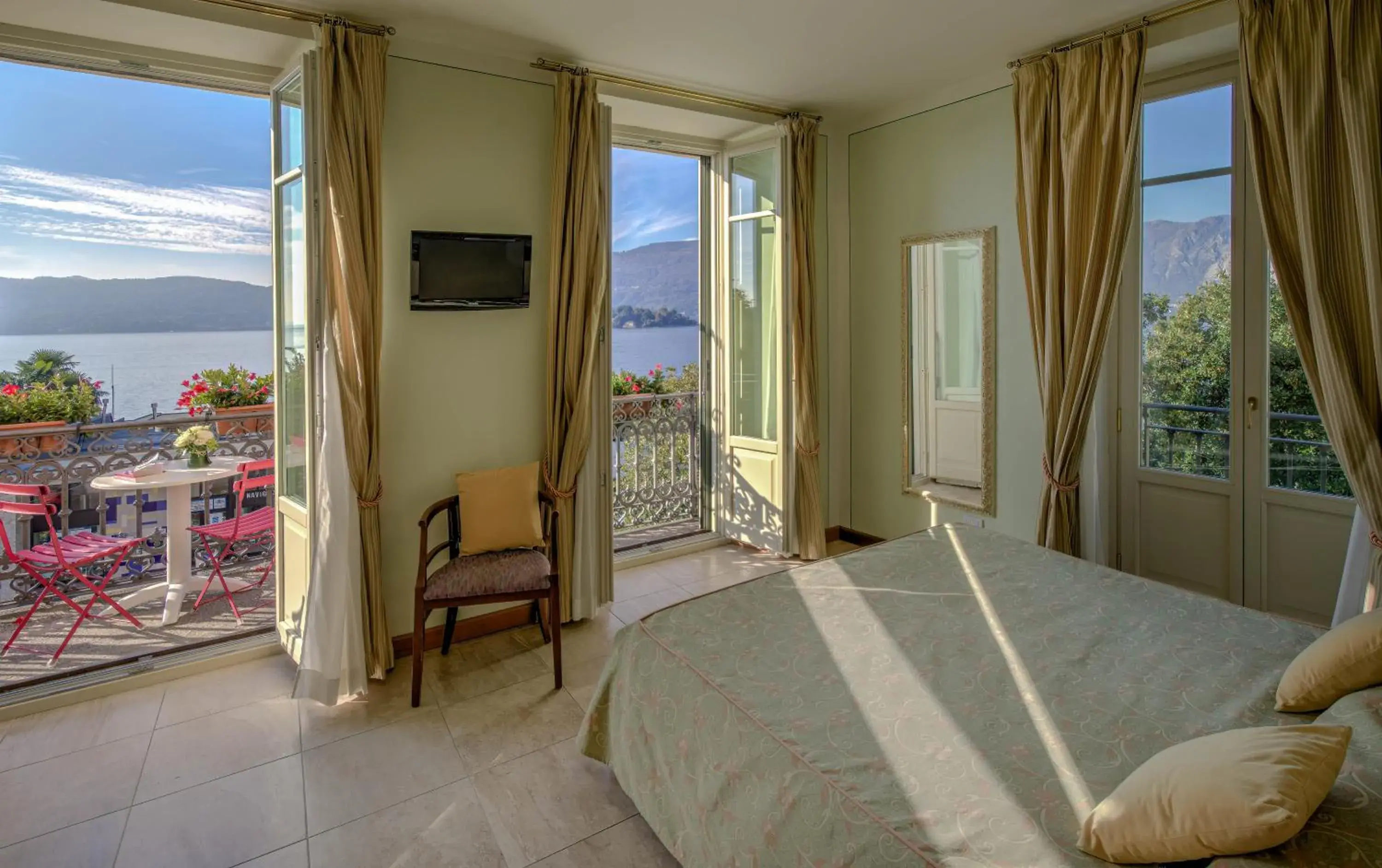 Deluxe Triple Room with Lake View in Hotel Belvedere San Gottardo by LVG Hotel Collection Deluxe Triple Room with Lake View in Hotel Belvedere San Gottardo by LVG Hotel Collection