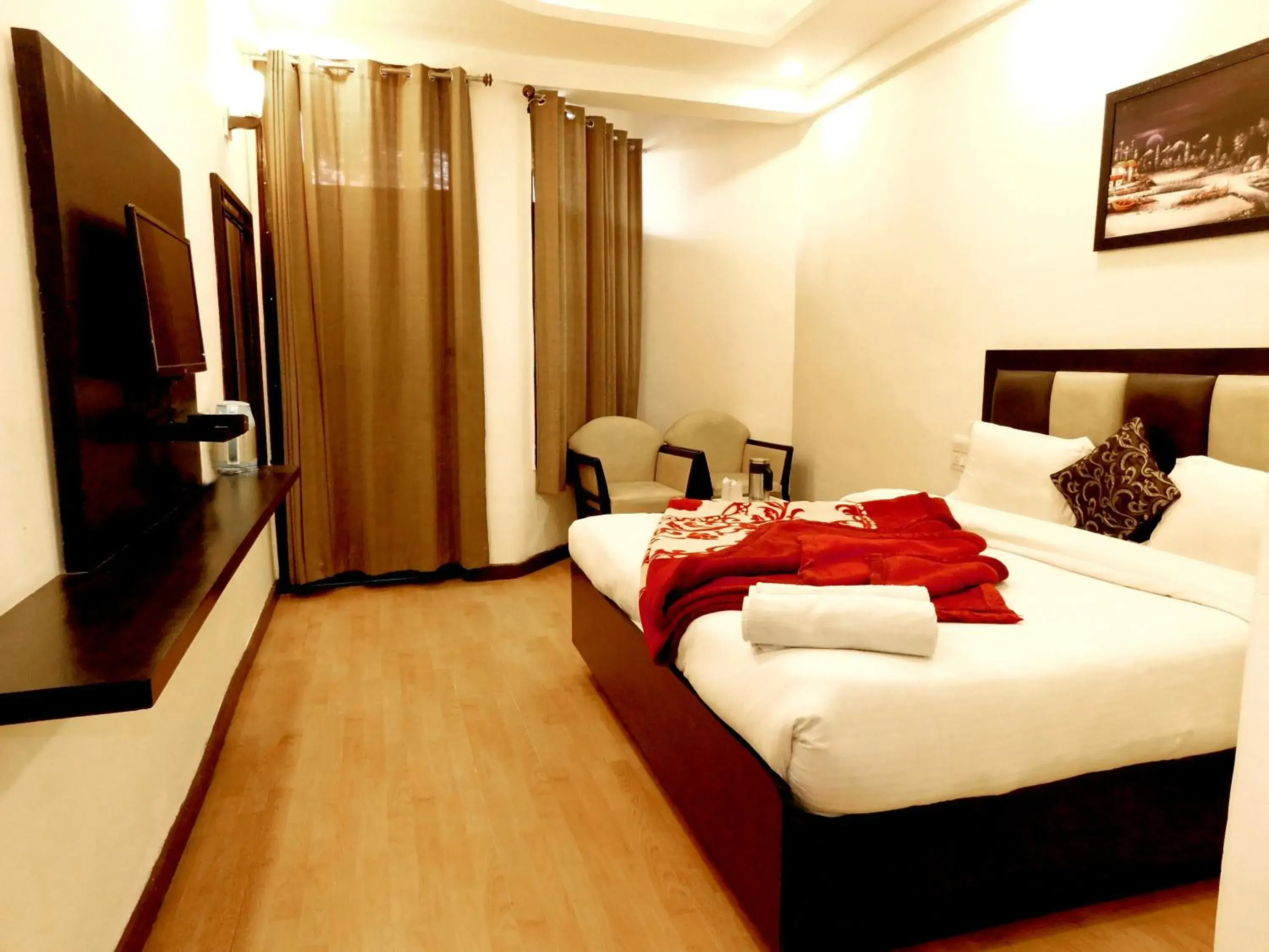 Double Room with Balcony in Hotel Crystal Palace Double Room with Balcony in Hotel Crystal Palace