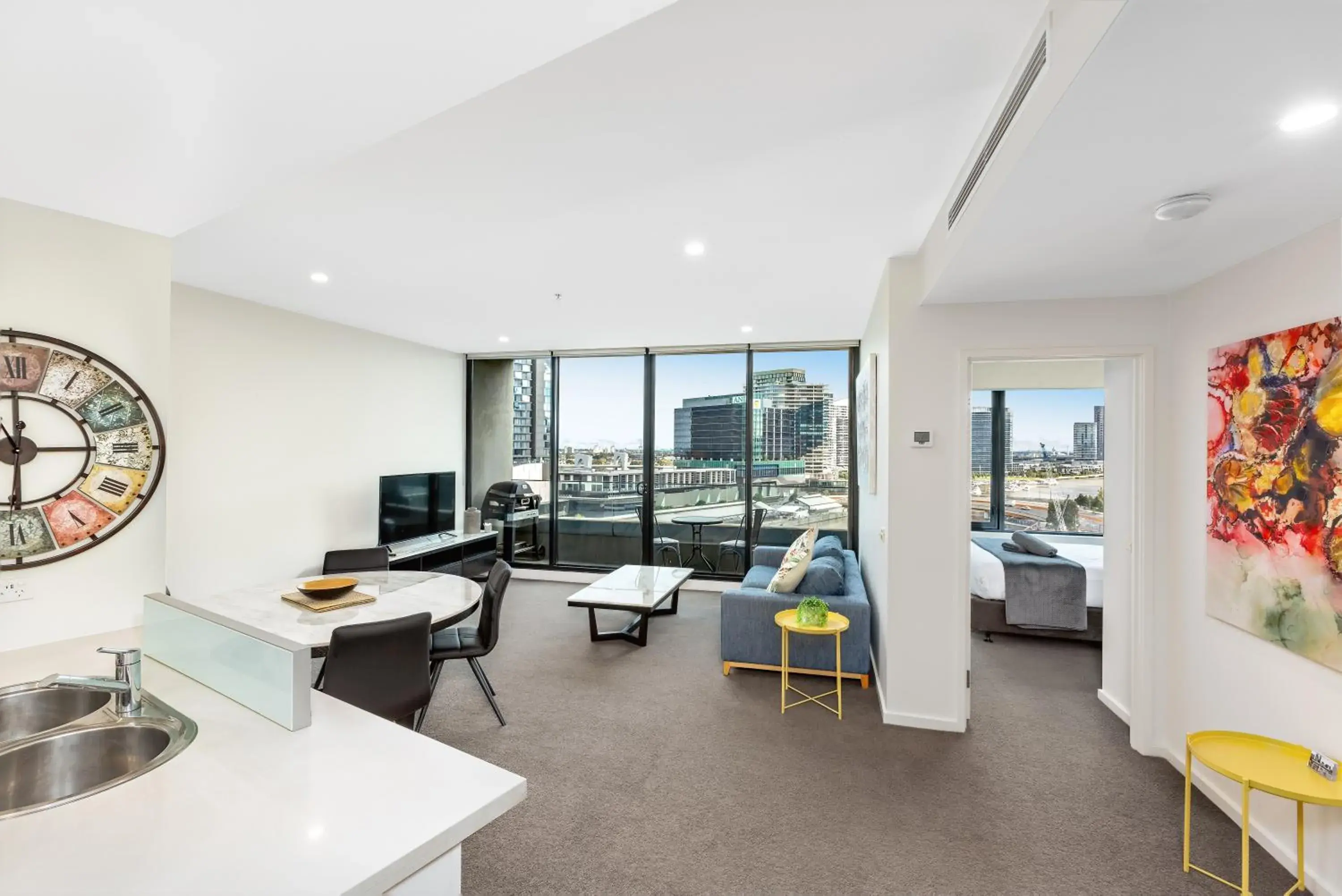 Deluxe Two-Bedroom River View Apartment with Two Bathrooms and Balcony in Melbourne Holiday Apartments Flinders Wharf Deluxe Two-Bedroom River View Apartment with Two Bathrooms and Balcony in Melbourne Holiday Apartments Flinders Wharf