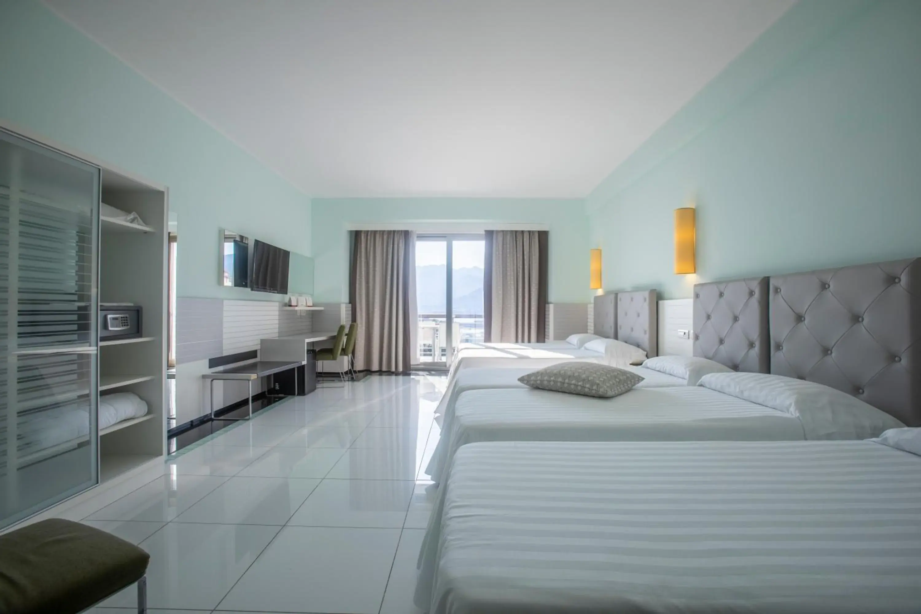 Superior Quadruple Room in Grand Hotel Salerno Superior Quadruple Room in Grand Hotel Salerno