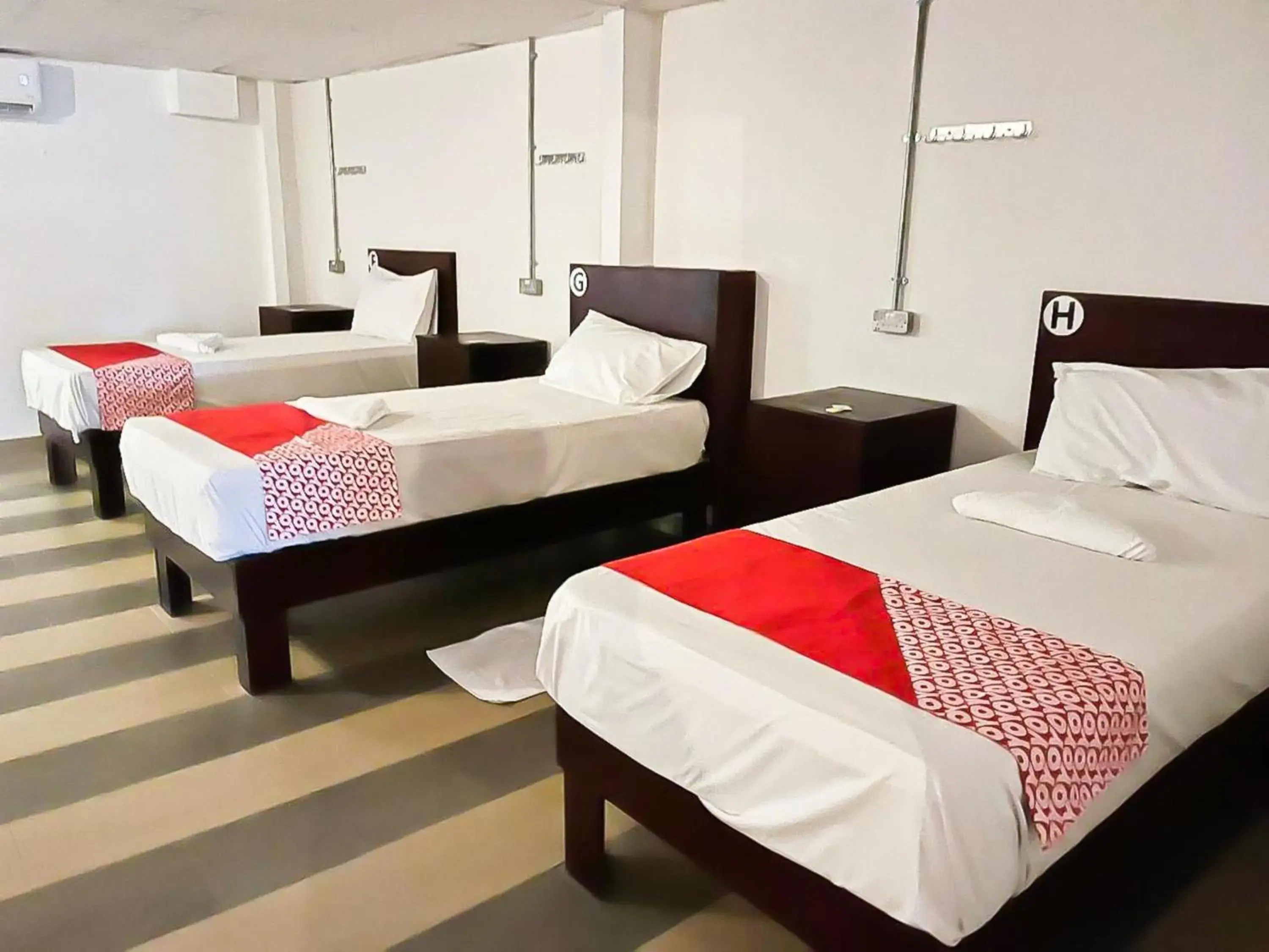 Single Bed in Mixed Dormitory Room in Super OYO 90572 J Hotel Masjid India Single Bed in Mixed Dormitory Room in Super OYO 90572 J Hotel Masjid India