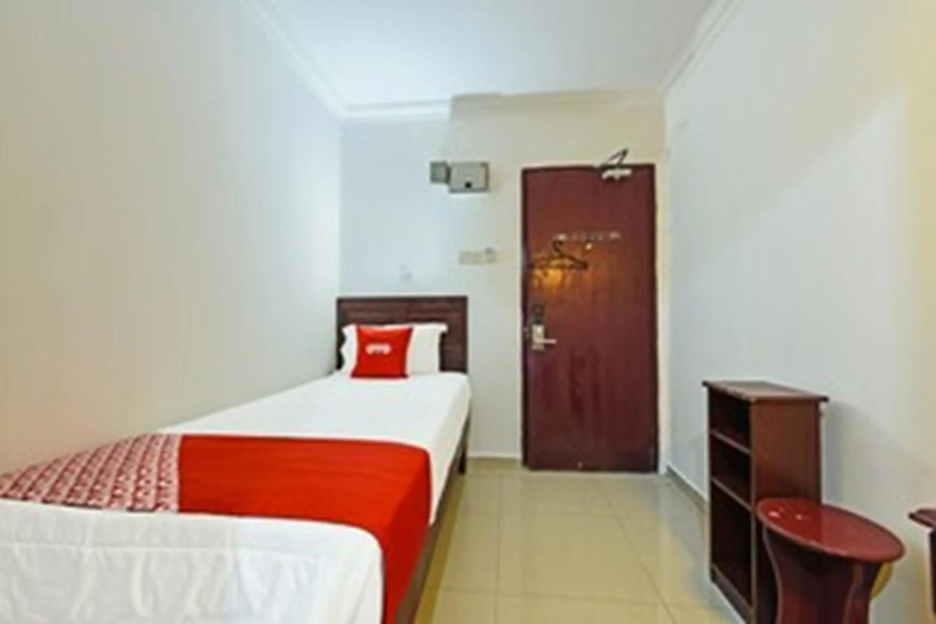 Deluxe Single Room - single occupancy in Super OYO 90572 J Hotel Masjid India Deluxe Single Room - single occupancy in Super OYO 90572 J Hotel Masjid India