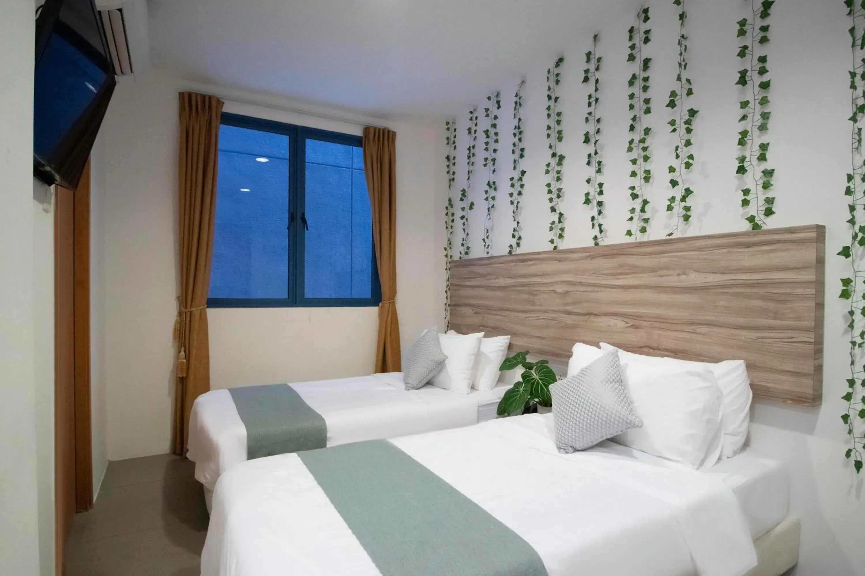 Deluxe Twin Room in Victoria Hotel a NuVe Group Collection Deluxe Twin Room in Victoria Hotel a NuVe Group Collection