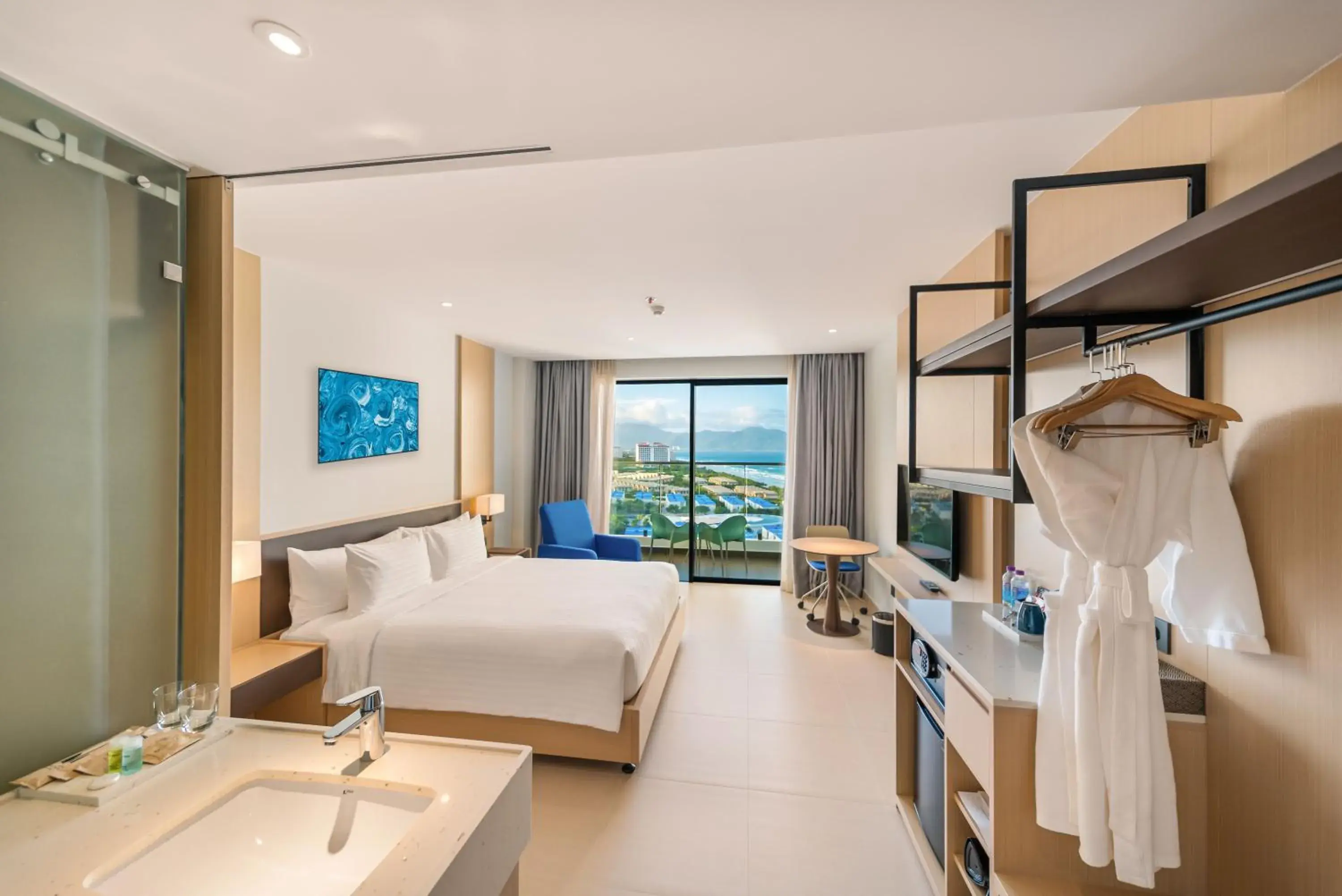 Deluxe King Room with Sea View in The Empyrean Cam Ranh Beach Resort Deluxe King Room with Sea View in The Empyrean Cam Ranh Beach Resort