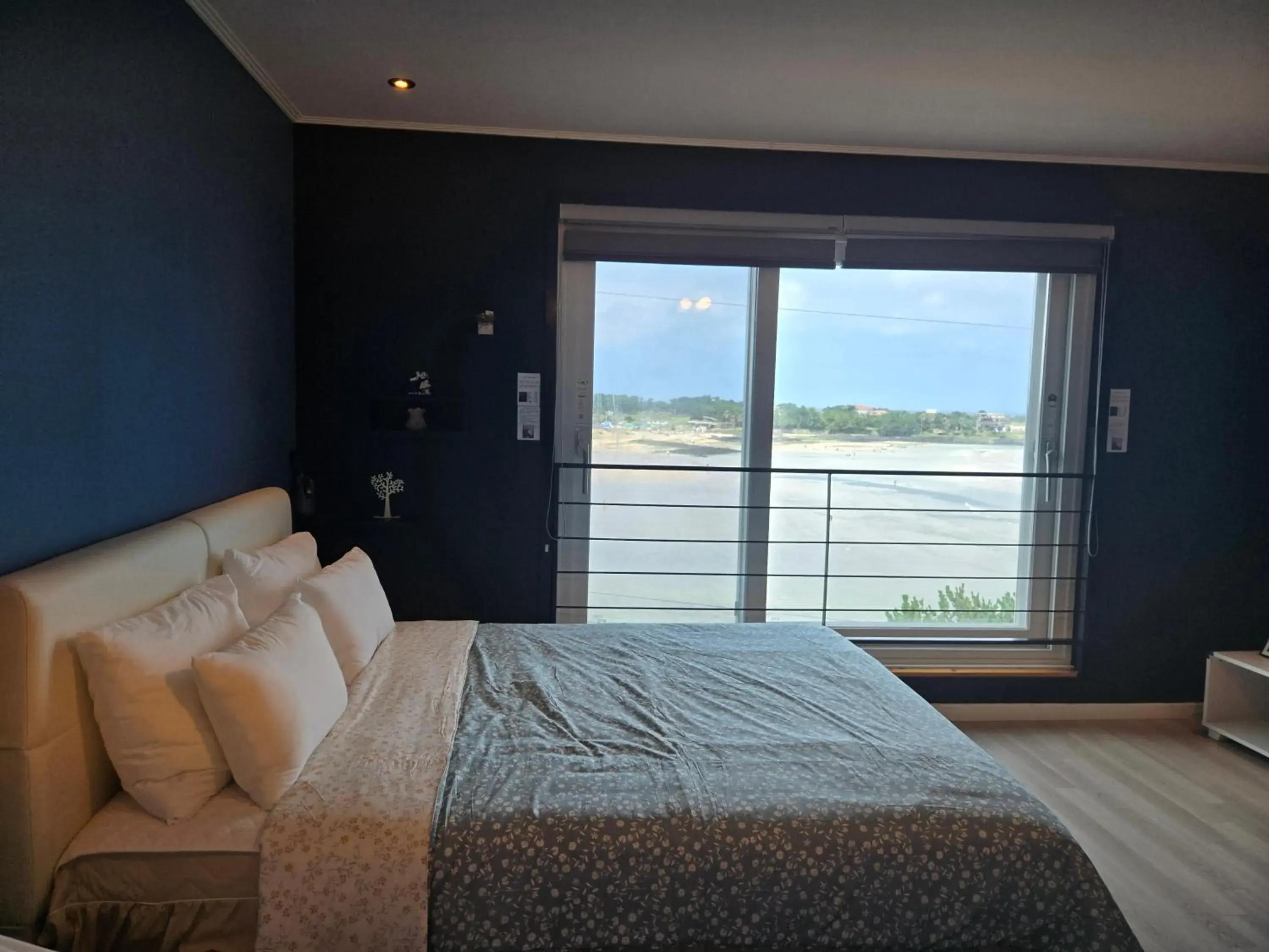 Deluxe Double Room with Sea View in Jeju Gaviota Pension Deluxe Double Room with Sea View in Jeju Gaviota Pension