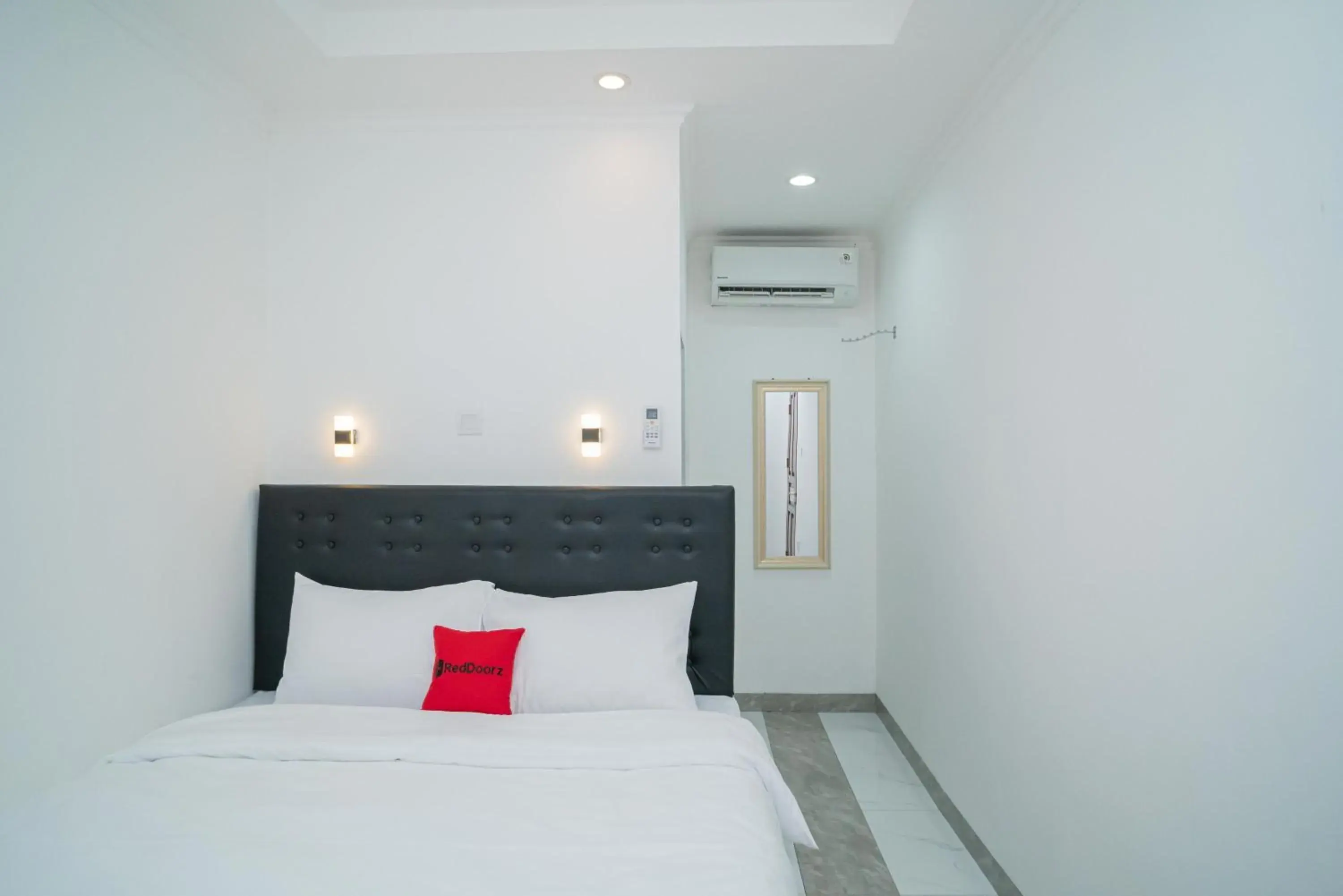 Standard Double Room in RedDoorz near Stasiun Senen Standard Double Room in RedDoorz near Stasiun Senen