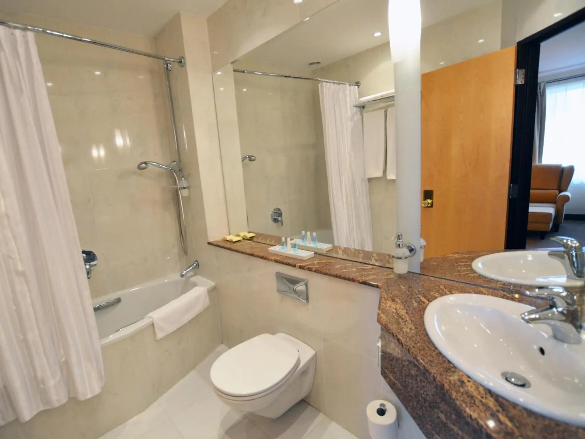 Luxury Double Room in Hotel HP Park Poznań Malta Luxury Double Room in Hotel HP Park Poznań Malta