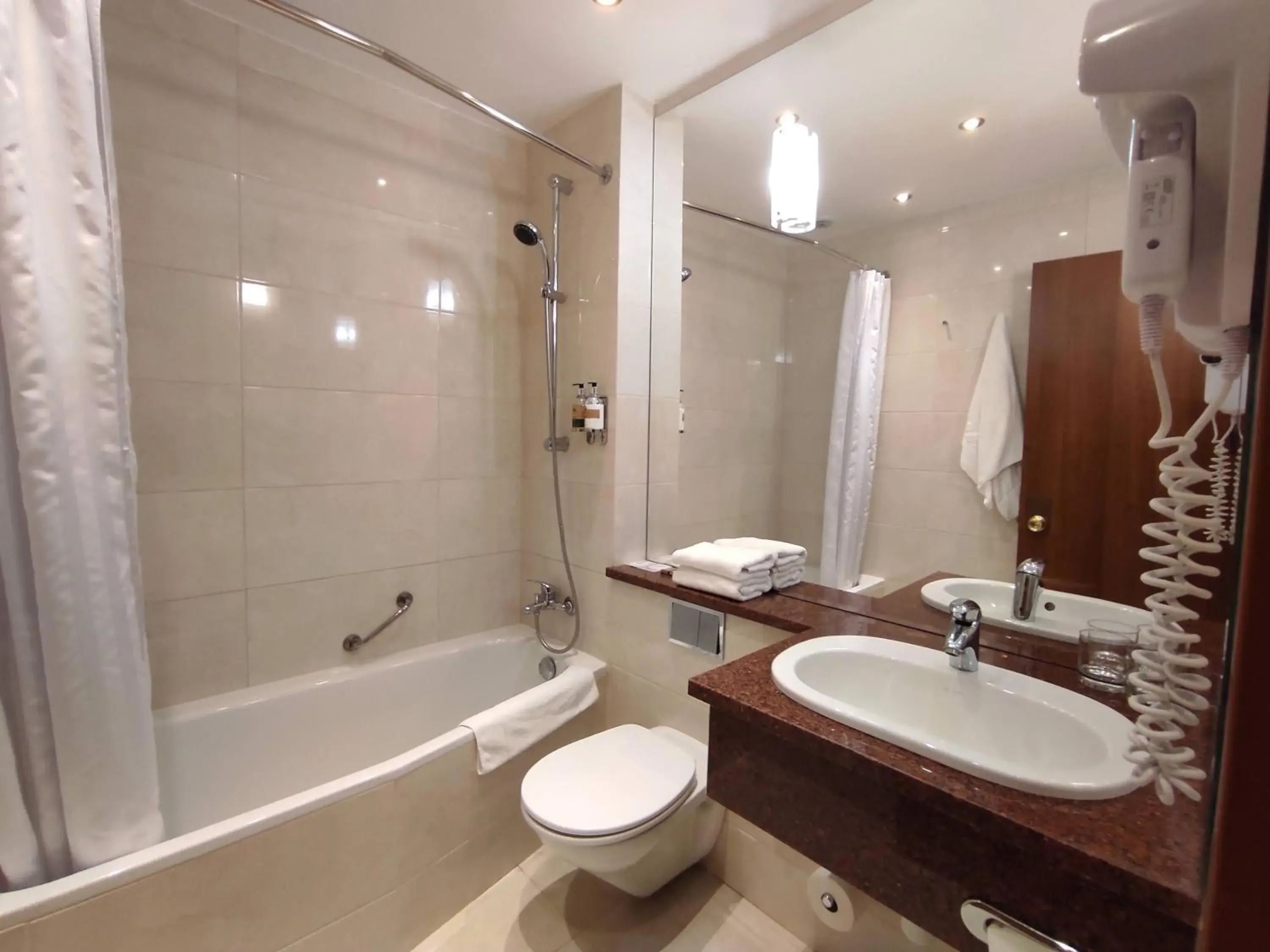 Twin Room - Street Side in Hotel HP Park Poznań Malta Twin Room - Street Side in Hotel HP Park Poznań Malta