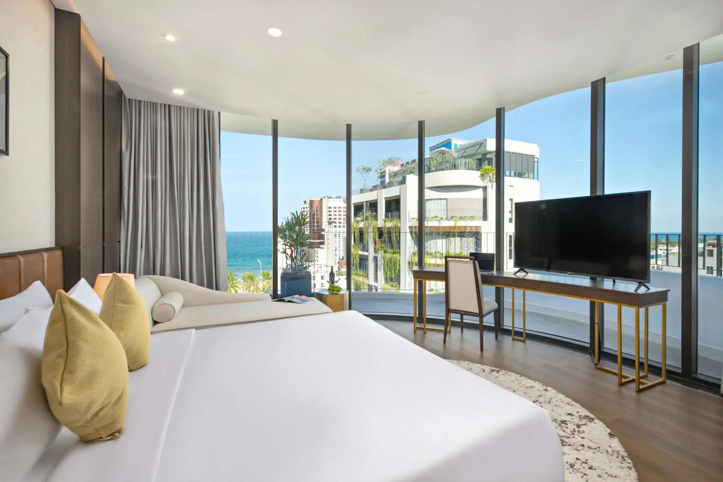 Panoramic Suite with Balcony in Golden Lotus Grand Da Nang - Panoramic Rooftop Bar & Daily Afternoon Tea Panoramic Suite with Balcony in Golden Lotus Grand Da Nang - Panoramic Rooftop Bar & Daily Afternoon Tea