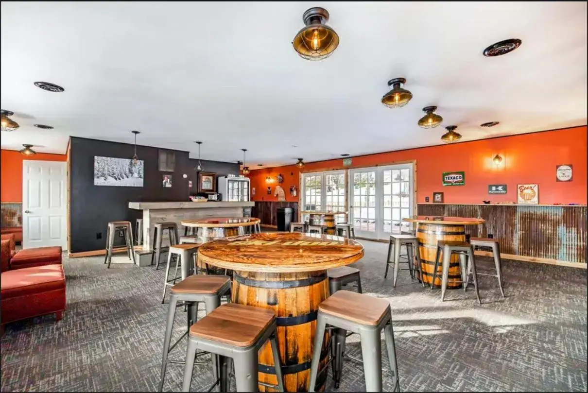 Deluxe King Room in Snow Chasers Lodge Deluxe King Room in Snow Chasers Lodge