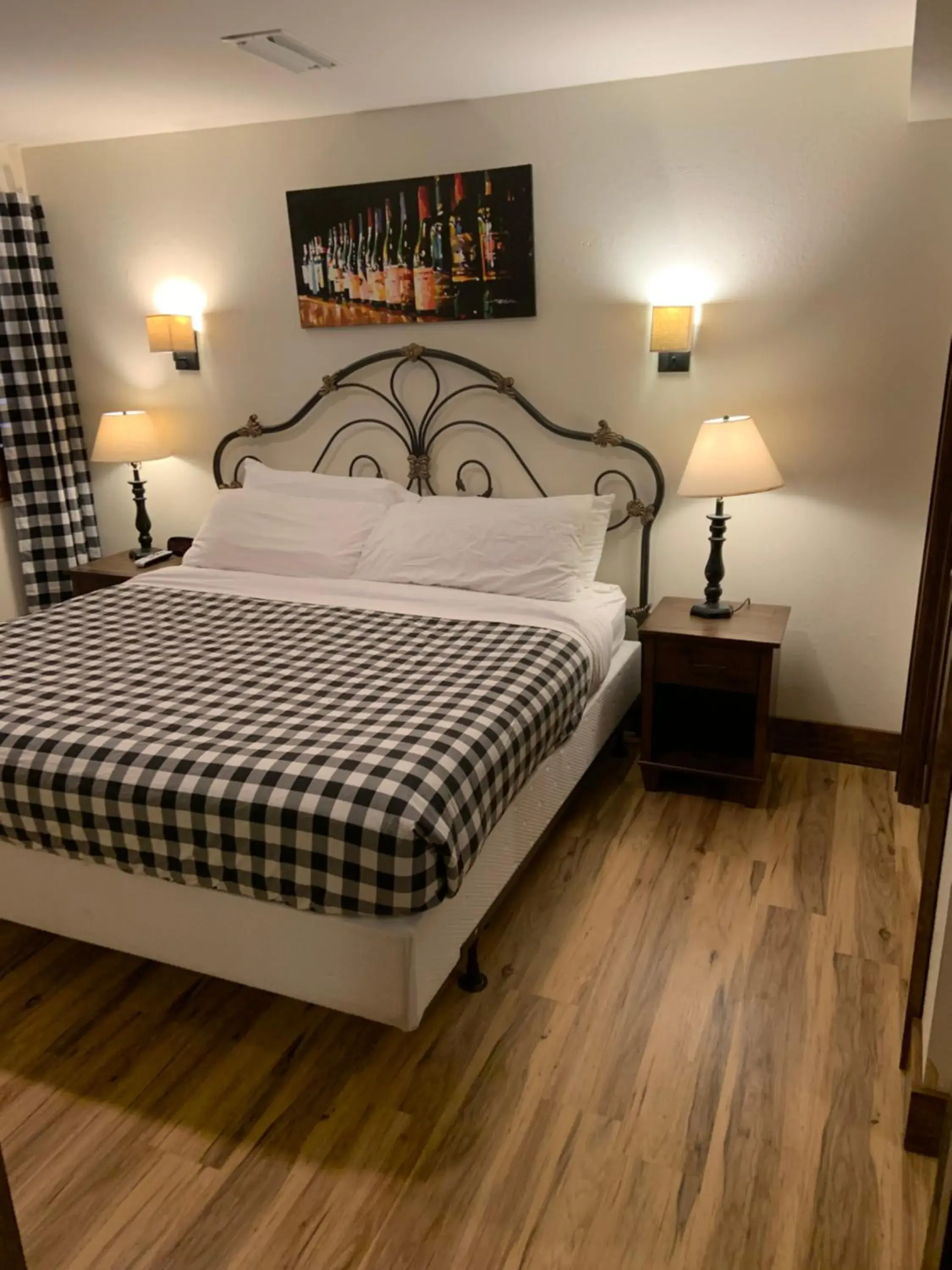 Standard King Room in The Inn at Shady Lawn Standard King Room in The Inn at Shady Lawn