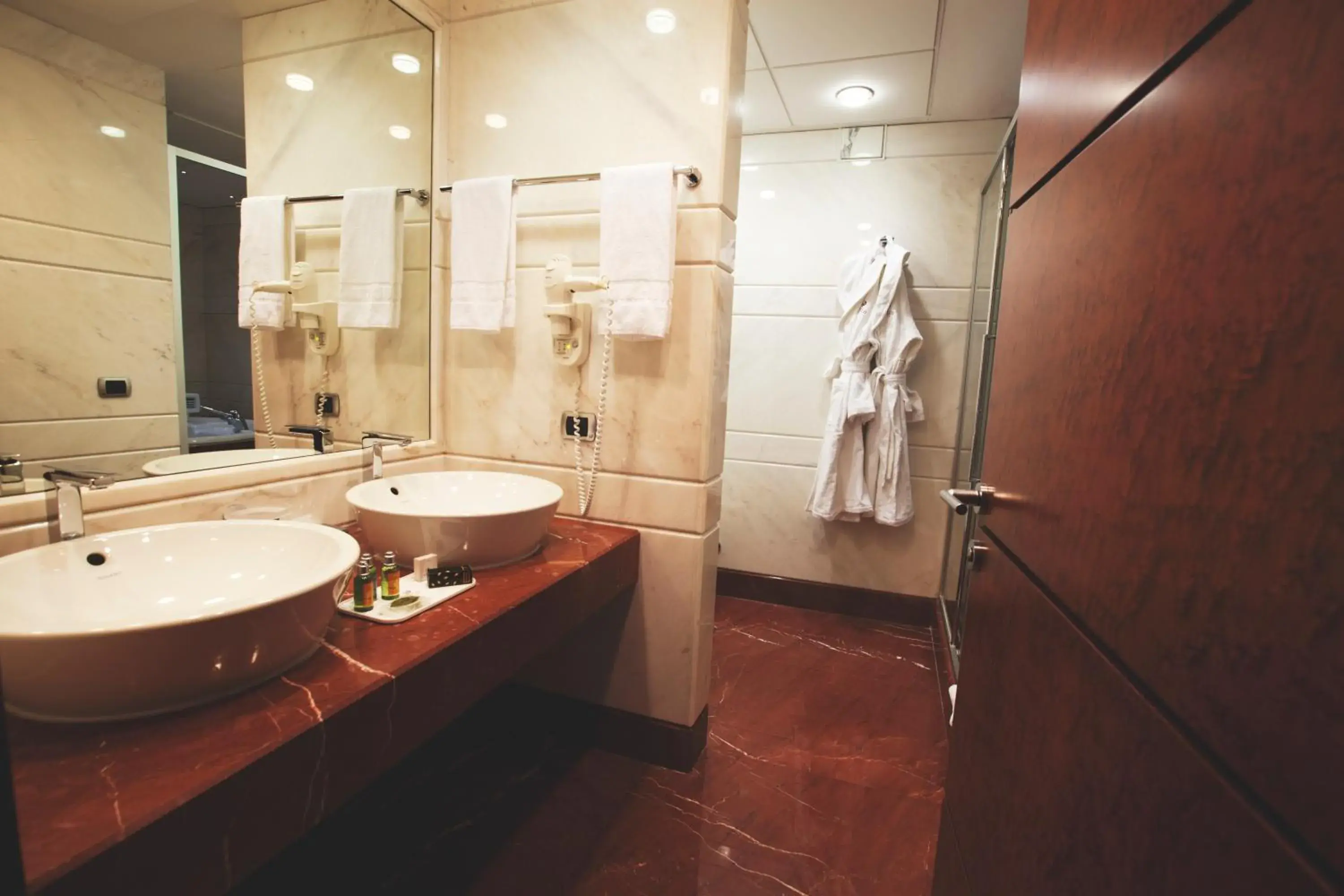 King Suite with Whirlpool in Papillo Hotels & Resorts Roma King Suite with Whirlpool in Papillo Hotels & Resorts Roma