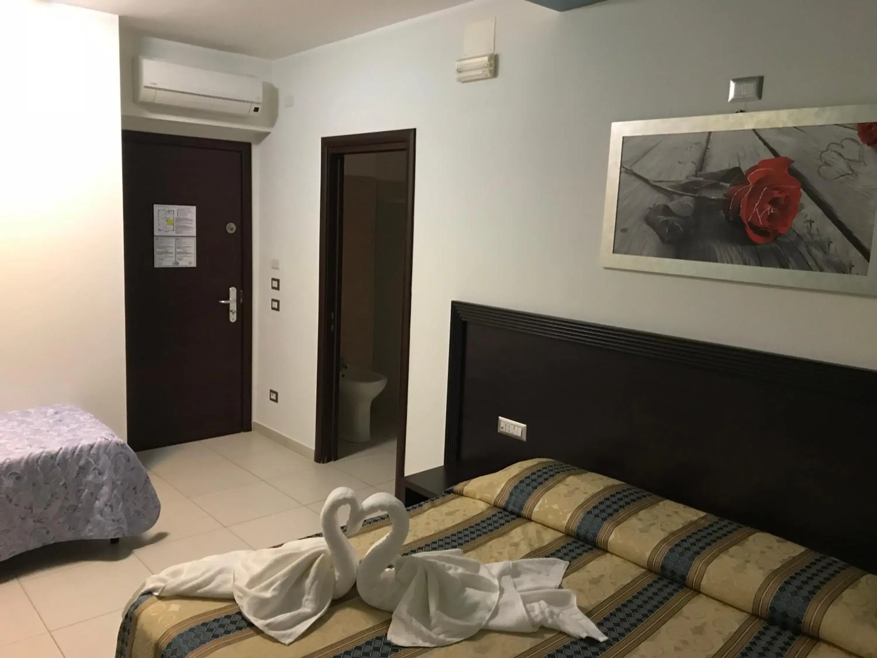 Classic Triple Room in Hotel La Rosetta Scauri Classic Triple Room in Hotel La Rosetta Scauri