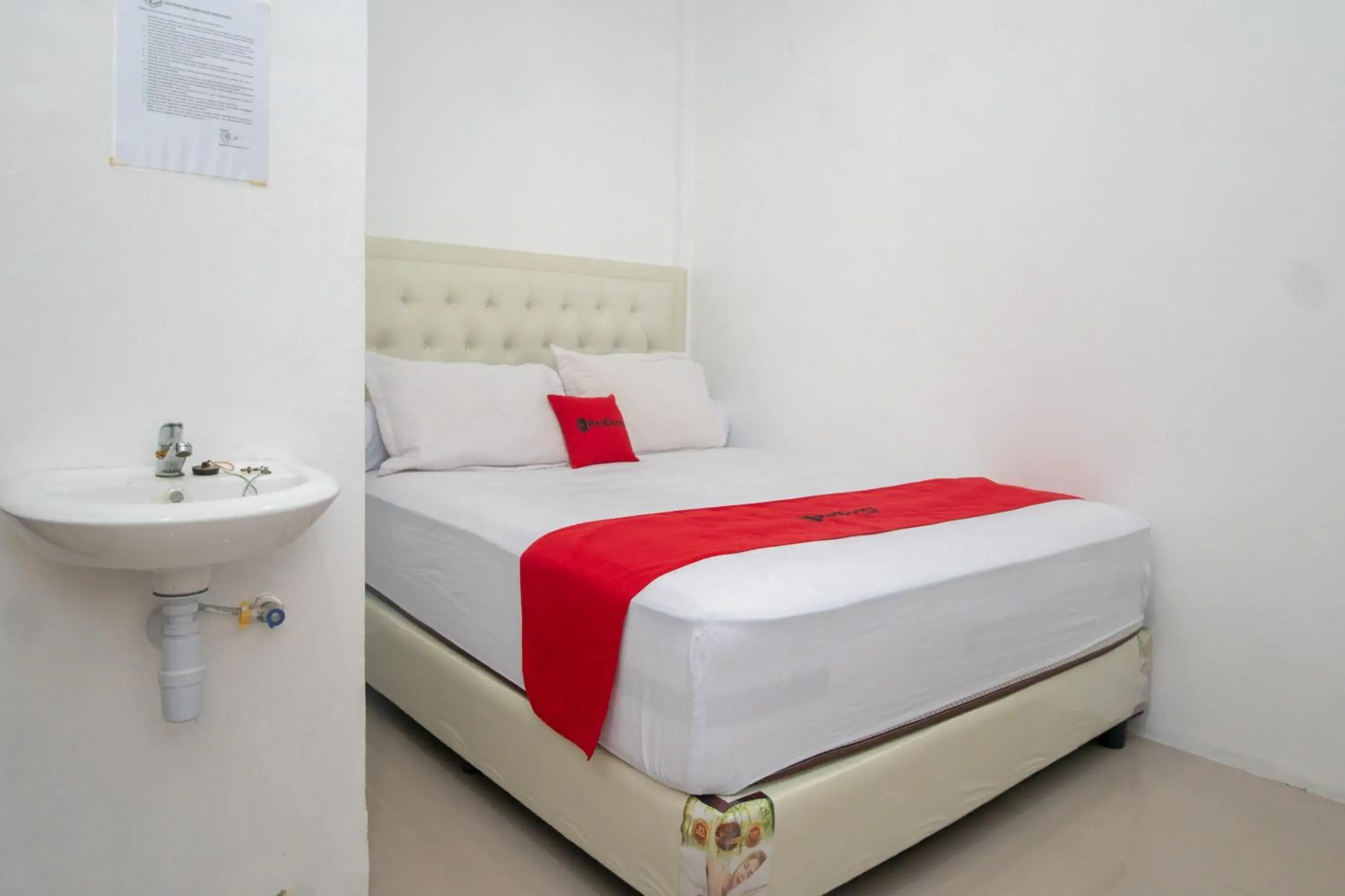 Standard Double Room in RedDoorz Syariah near Pelabuhan Ulee Lheue Banda Aceh Standard Double Room in RedDoorz Syariah near Pelabuhan Ulee Lheue Banda Aceh