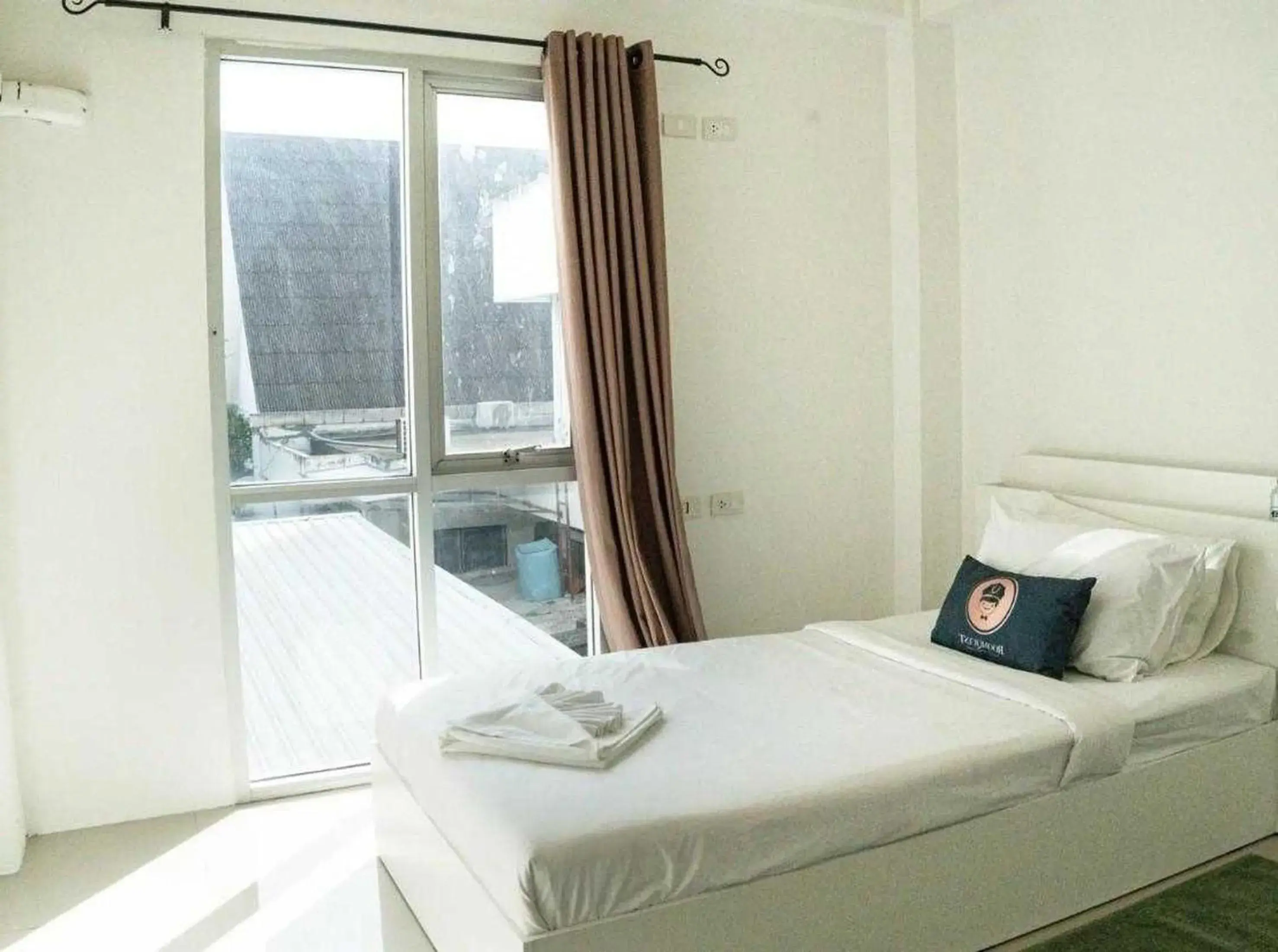 Standard Single Room with Shared Bathroom - single occupancy in RQ Bangkok Sukhumvit 50 by Collection O Standard Single Room with Shared Bathroom - single occupancy in RQ Bangkok Sukhumvit 50 by Collection O