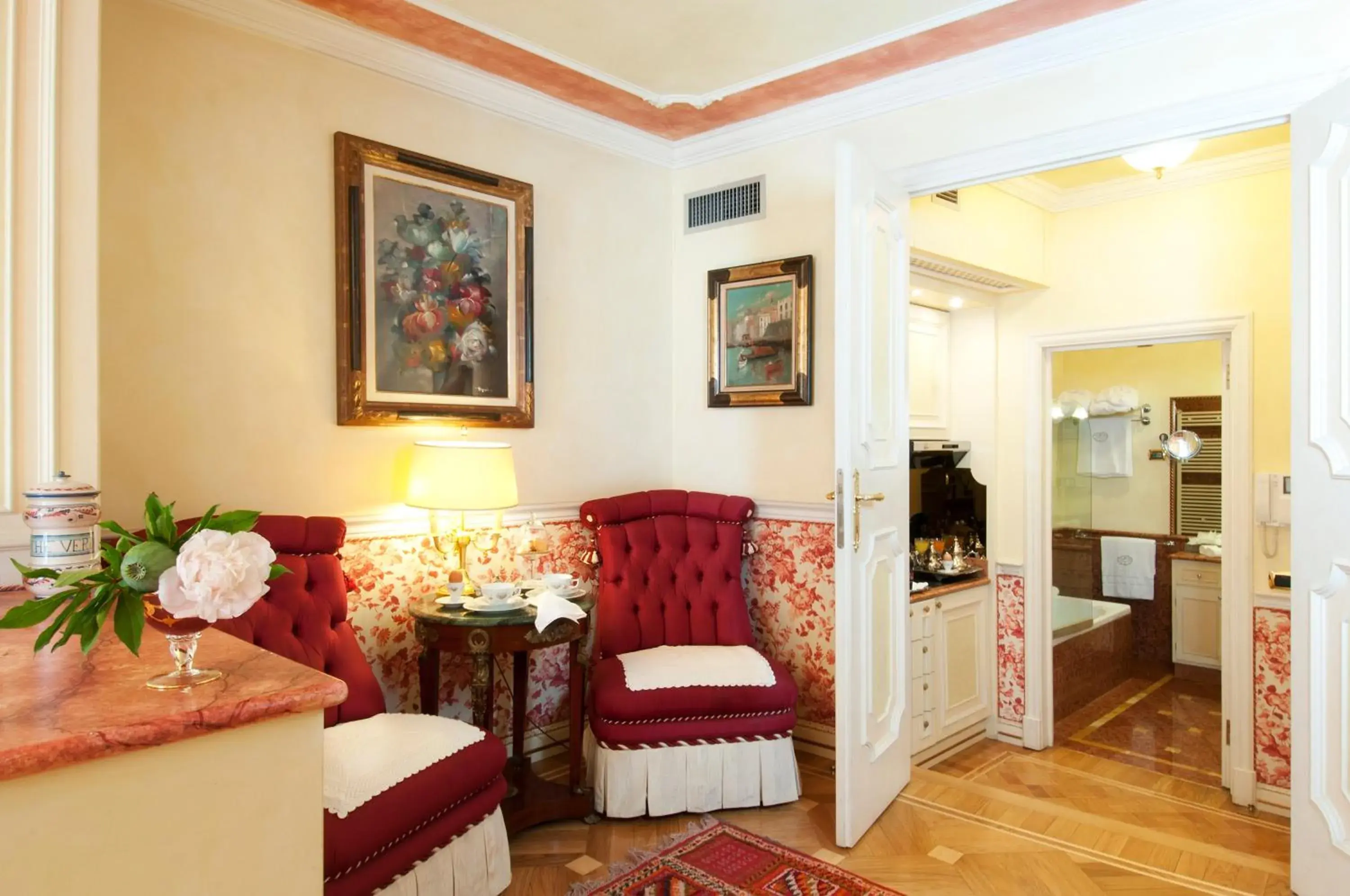 Deluxe Junior Suite in Petit Palais Hotel De Charme Deluxe Junior Suite in Petit Palais Hotel De Charme