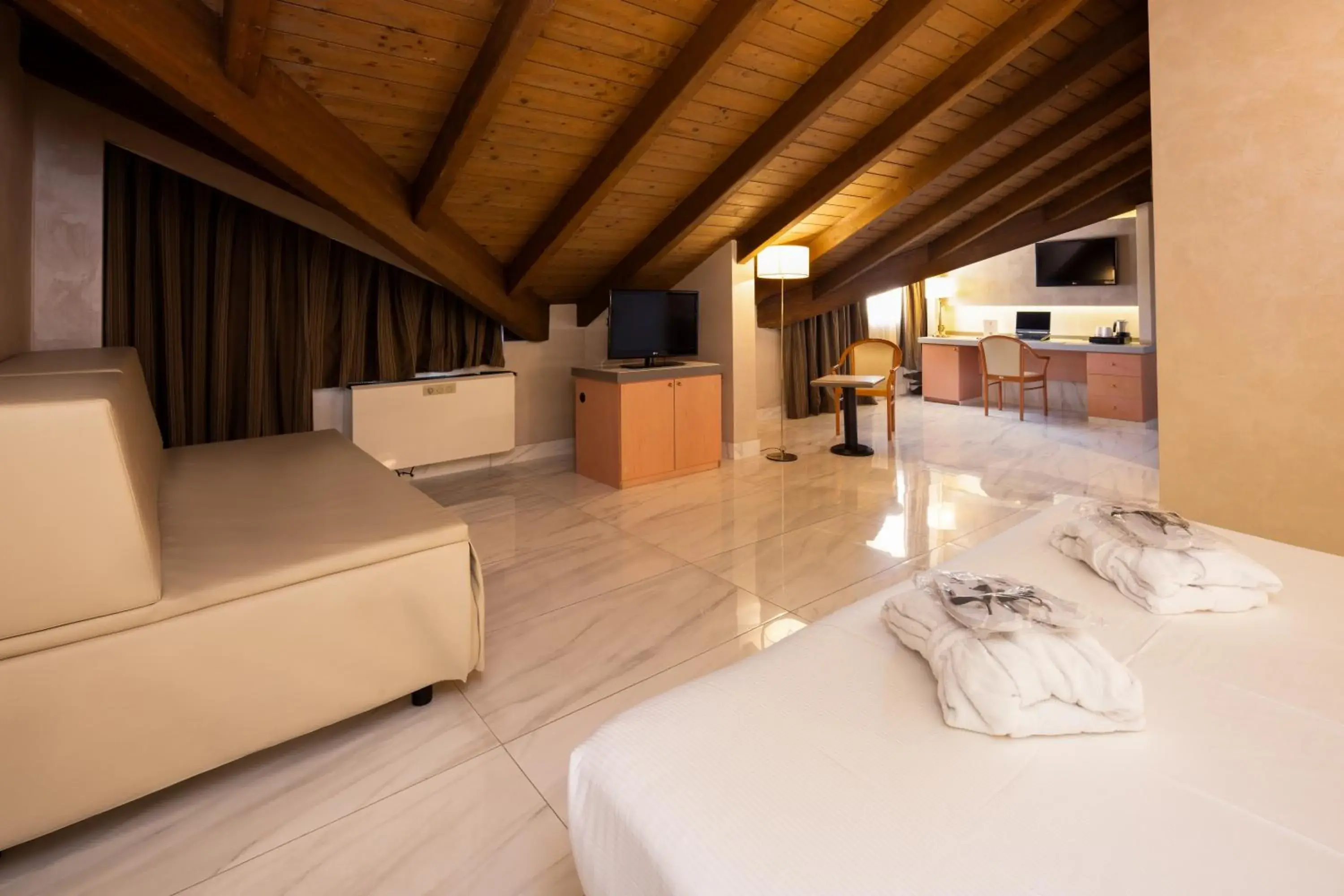 Two Connecting Double Rooms in Best Western Modena District Two Connecting Double Rooms in Best Western Modena District