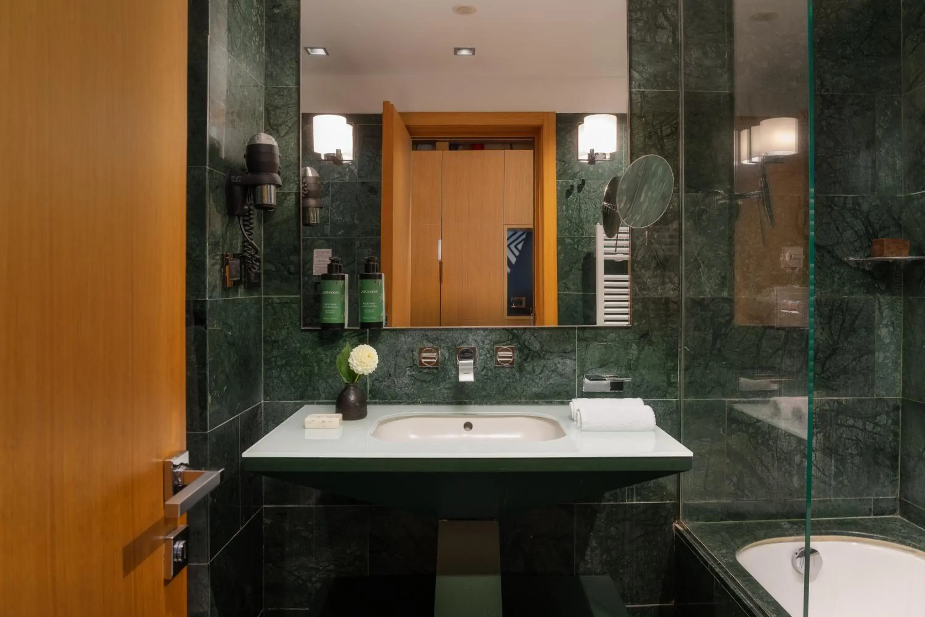 One-Bedroom King Suite - Non-Smoking in Crowne Plaza Milan City by IHG One-Bedroom King Suite - Non-Smoking in Crowne Plaza Milan City by IHG