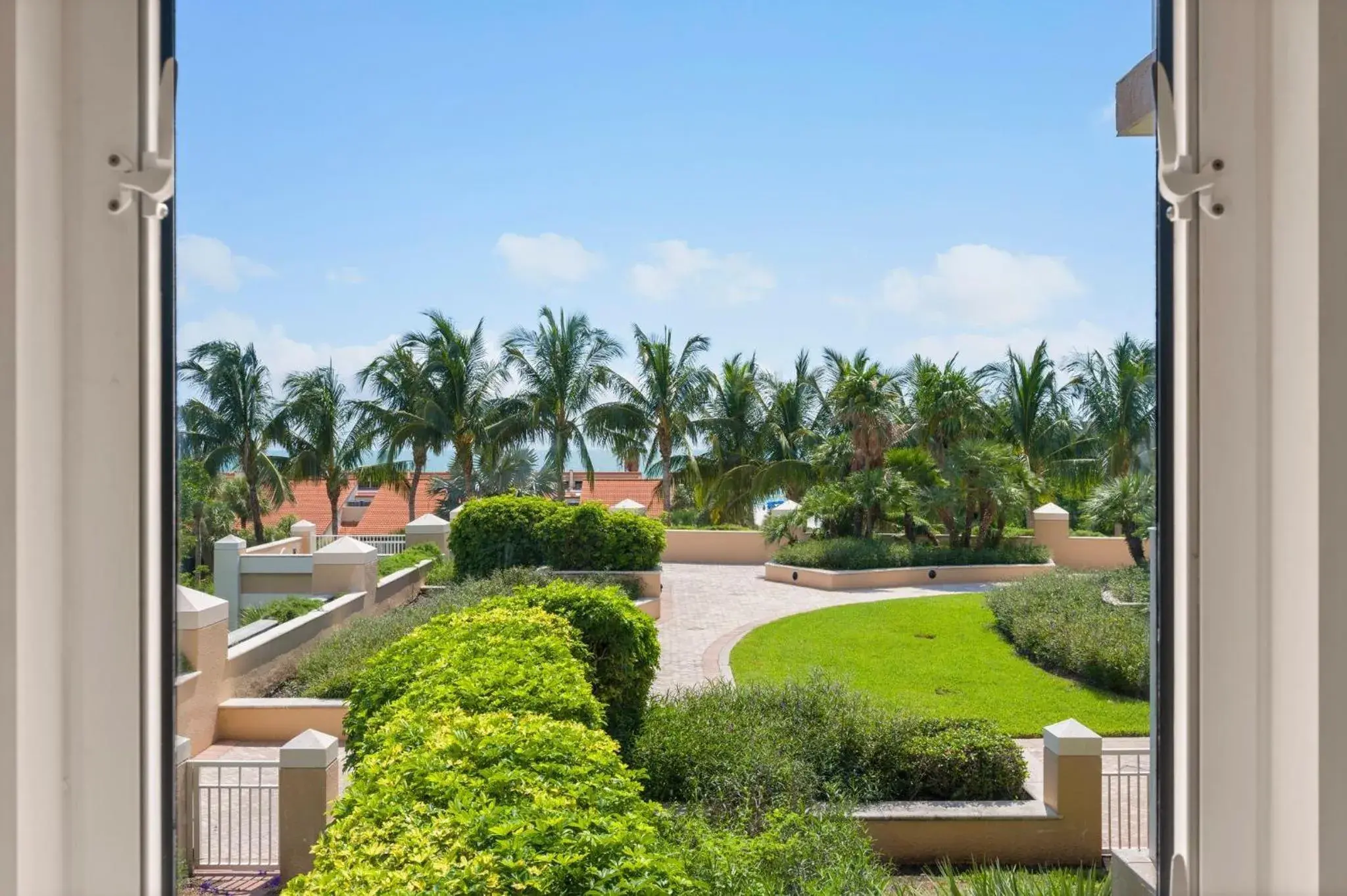 Suite with Garden View in Marco Beach Ocean Suites Suite with Garden View in Marco Beach Ocean Suites