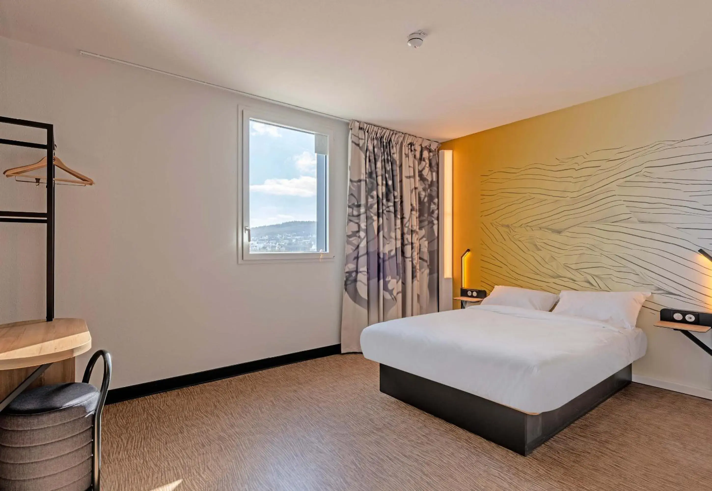 Double Room - Disability Access in B&B HOTEL Landerneau Bois Noir Double Room - Disability Access in B&B HOTEL Landerneau Bois Noir