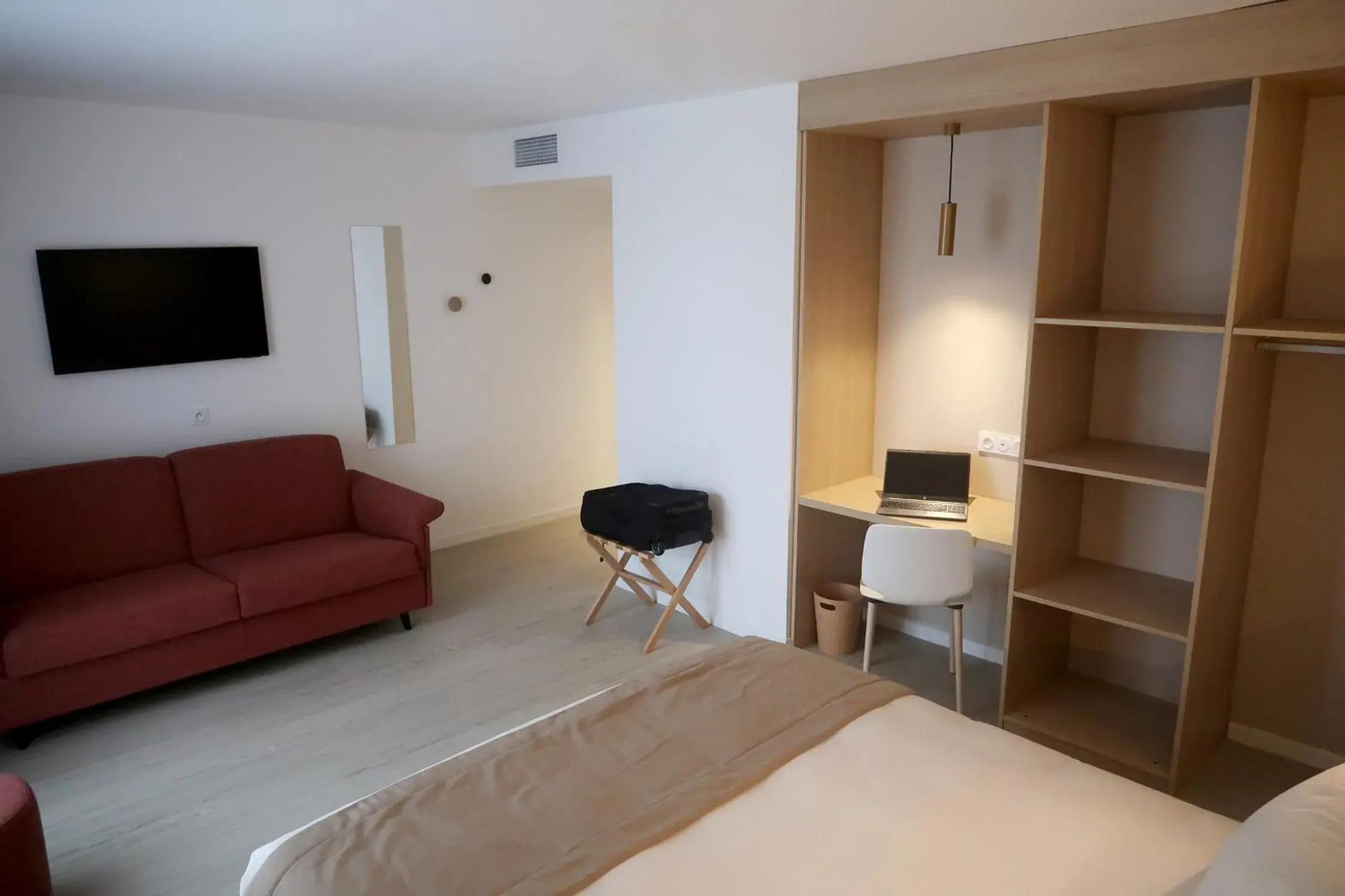 Triple Room - Disability Access in COURRIER SUD Triple Room - Disability Access in COURRIER SUD