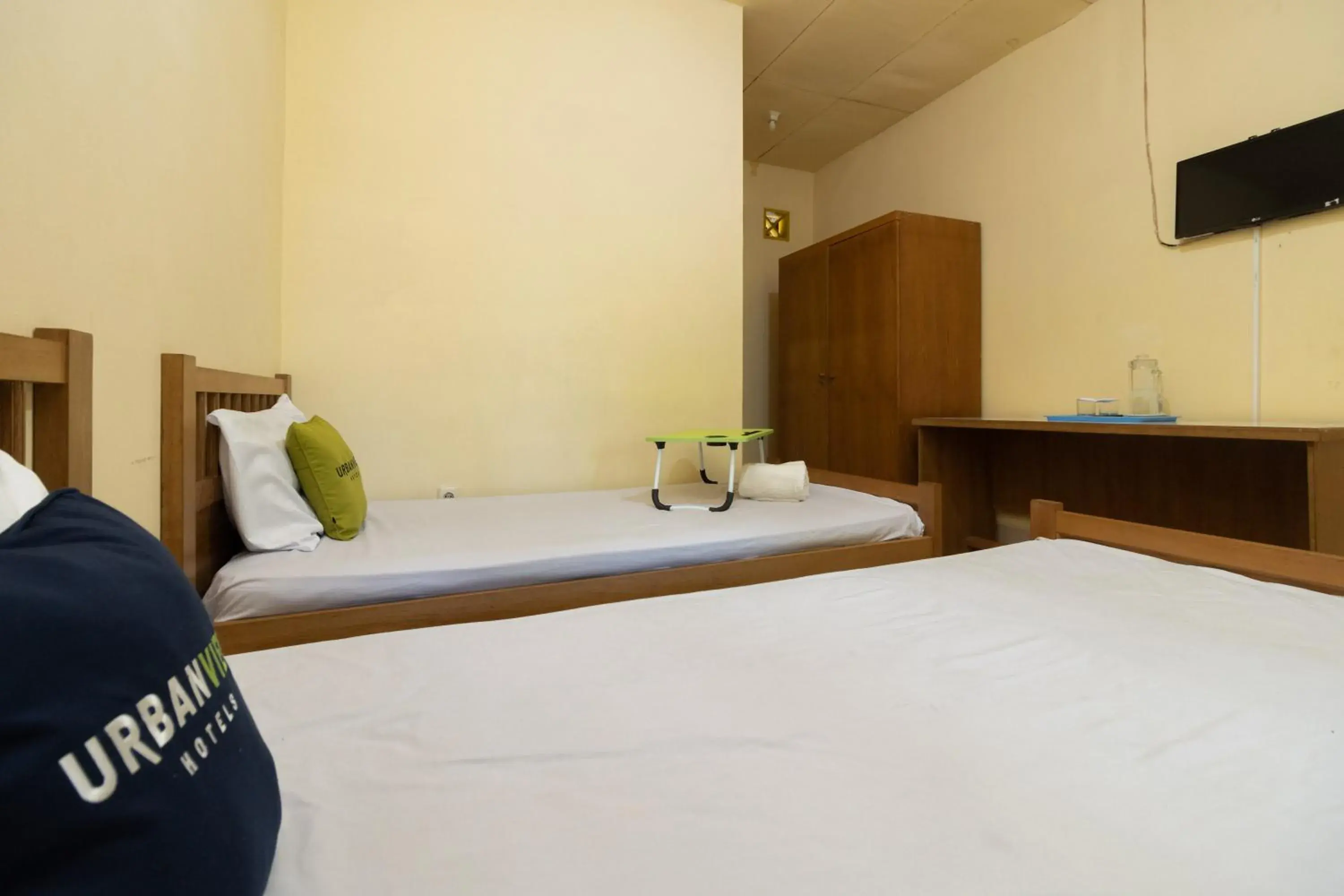 Superior Twin Room in Urbanview Hotel Griya Astoeti 2 Cisarua Puncak Superior Twin Room in Urbanview Hotel Griya Astoeti 2 Cisarua Puncak