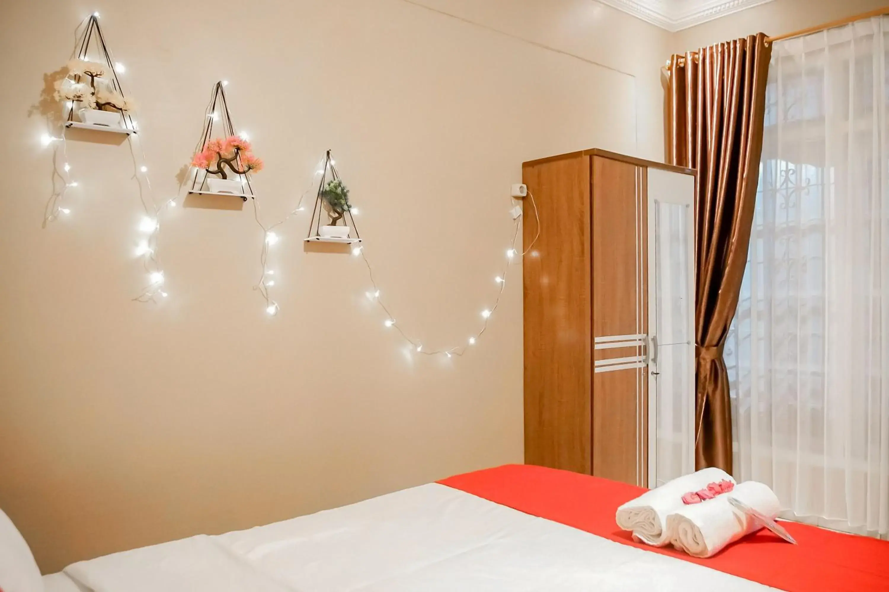 Double Room in RedDoorz near Taman Safari 2 Double Room in RedDoorz near Taman Safari 2