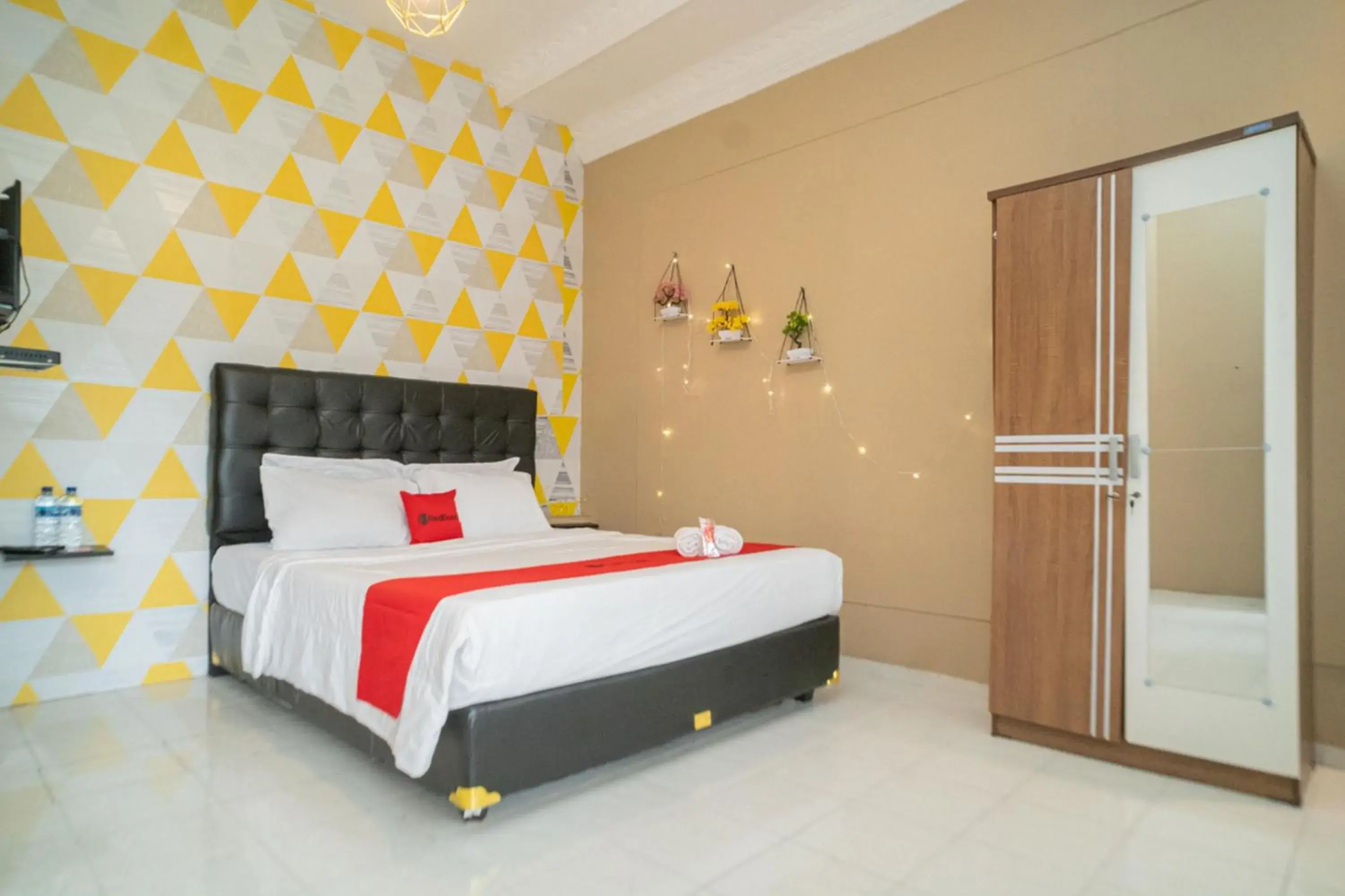 Deluxe Room in RedDoorz near Taman Safari 2 Deluxe Room in RedDoorz near Taman Safari 2