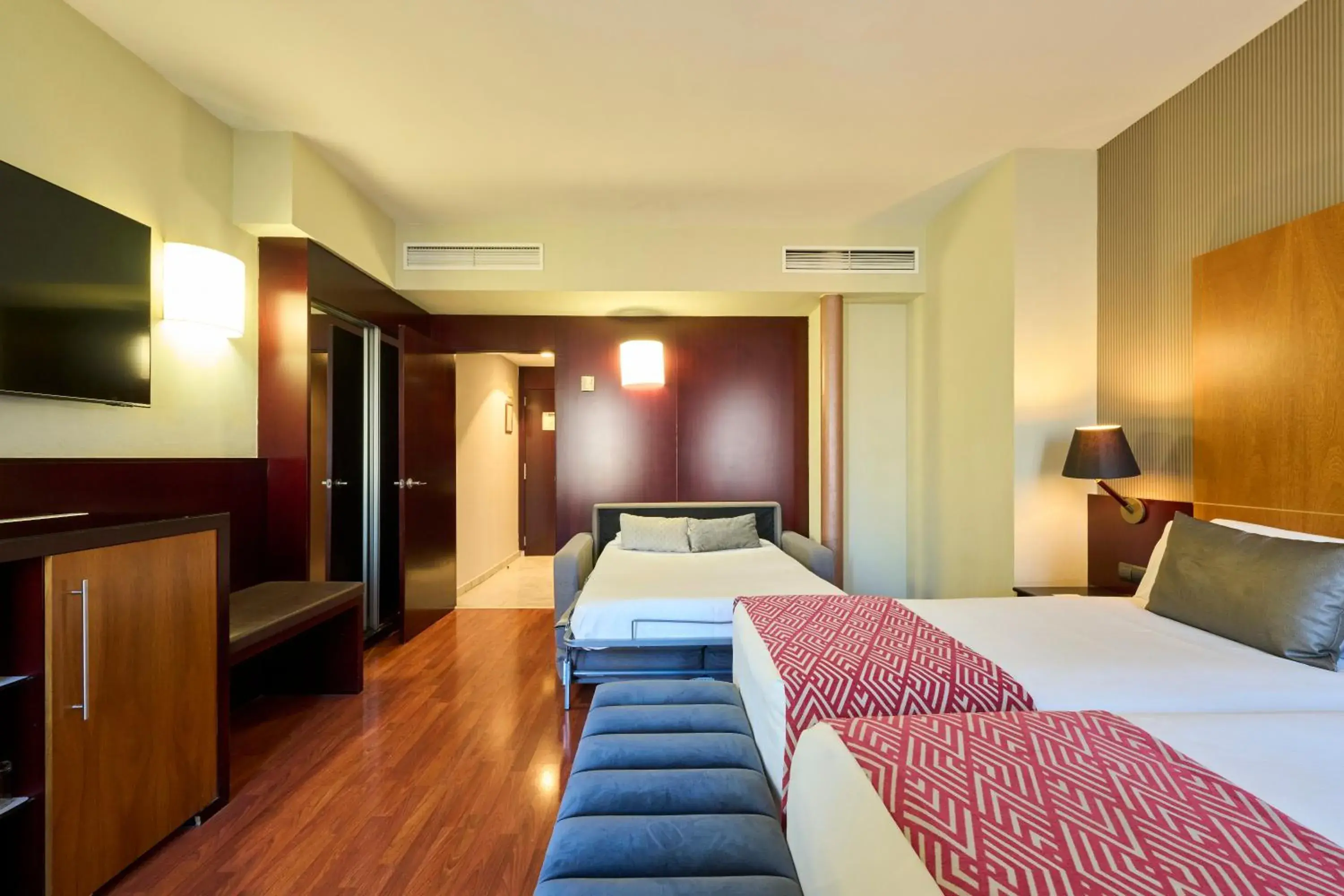 Triple Room in Catalonia El Pilar Triple Room in Catalonia El Pilar