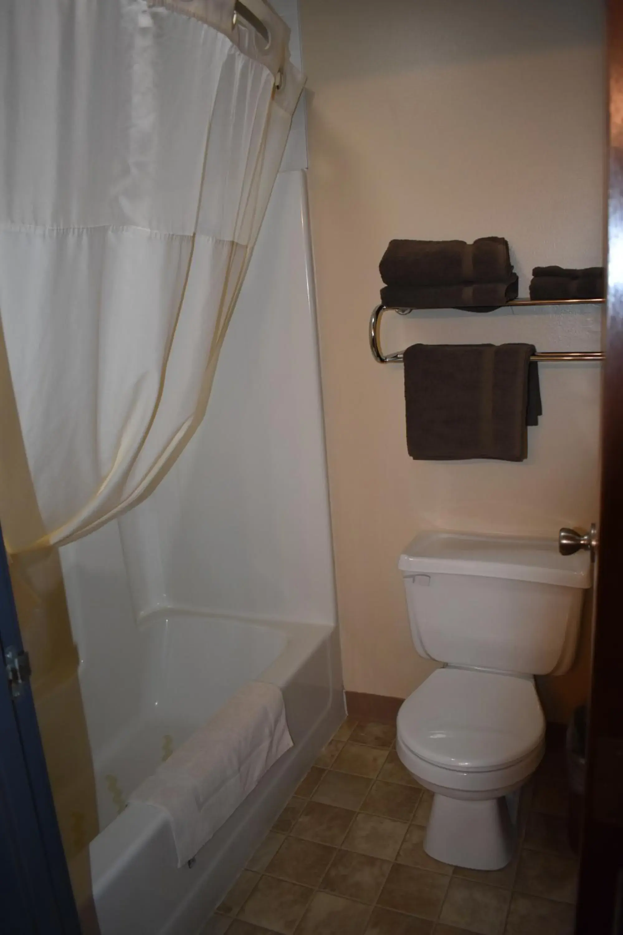 King Room - single occupancy - Non-Smoking in Heartland Hotel & Suites King Room - single occupancy - Non-Smoking in Heartland Hotel & Suites