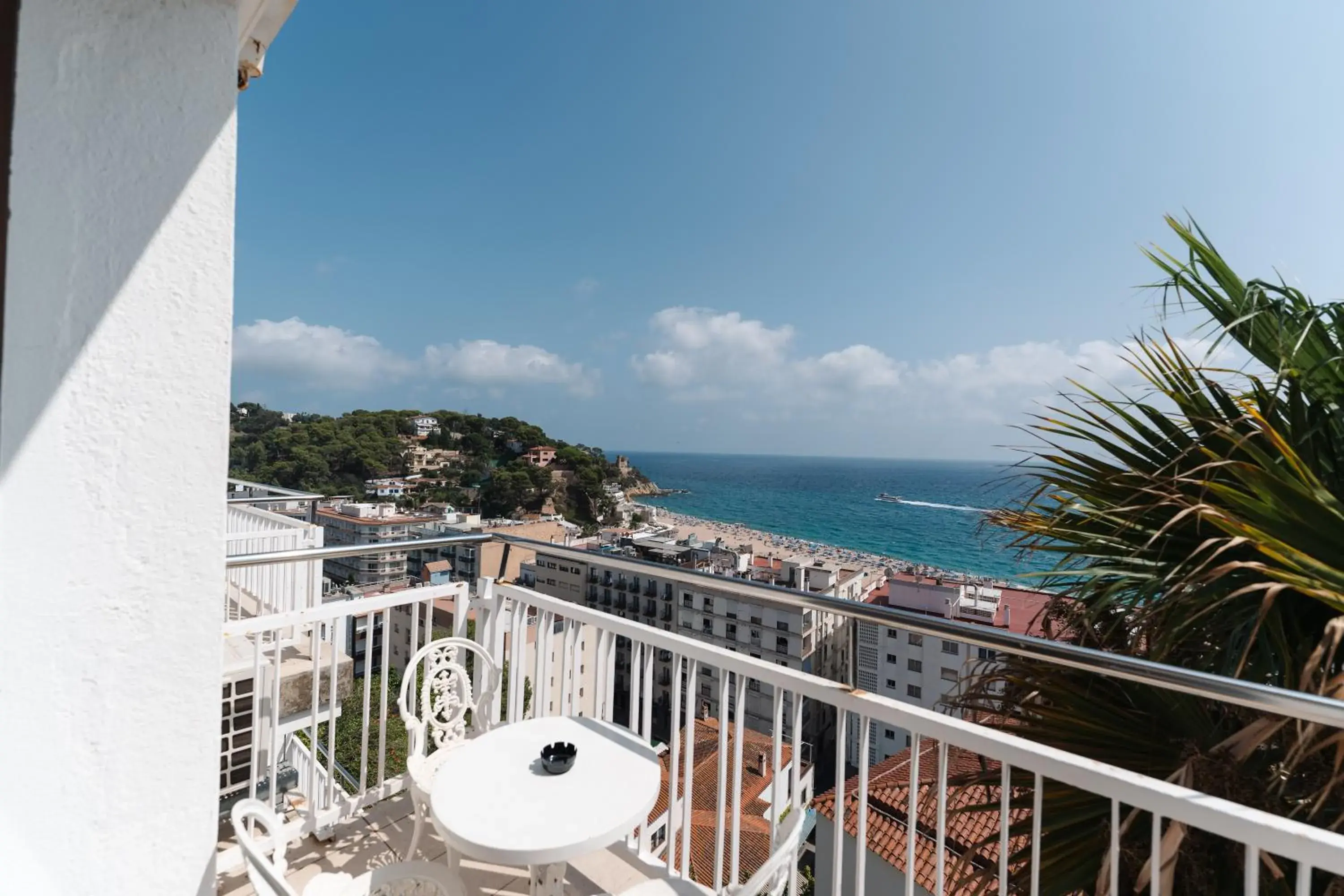 Junior Suite with Sea View in Hotel Roger de Flor by Seleqtta Junior Suite with Sea View in Hotel Roger de Flor by Seleqtta