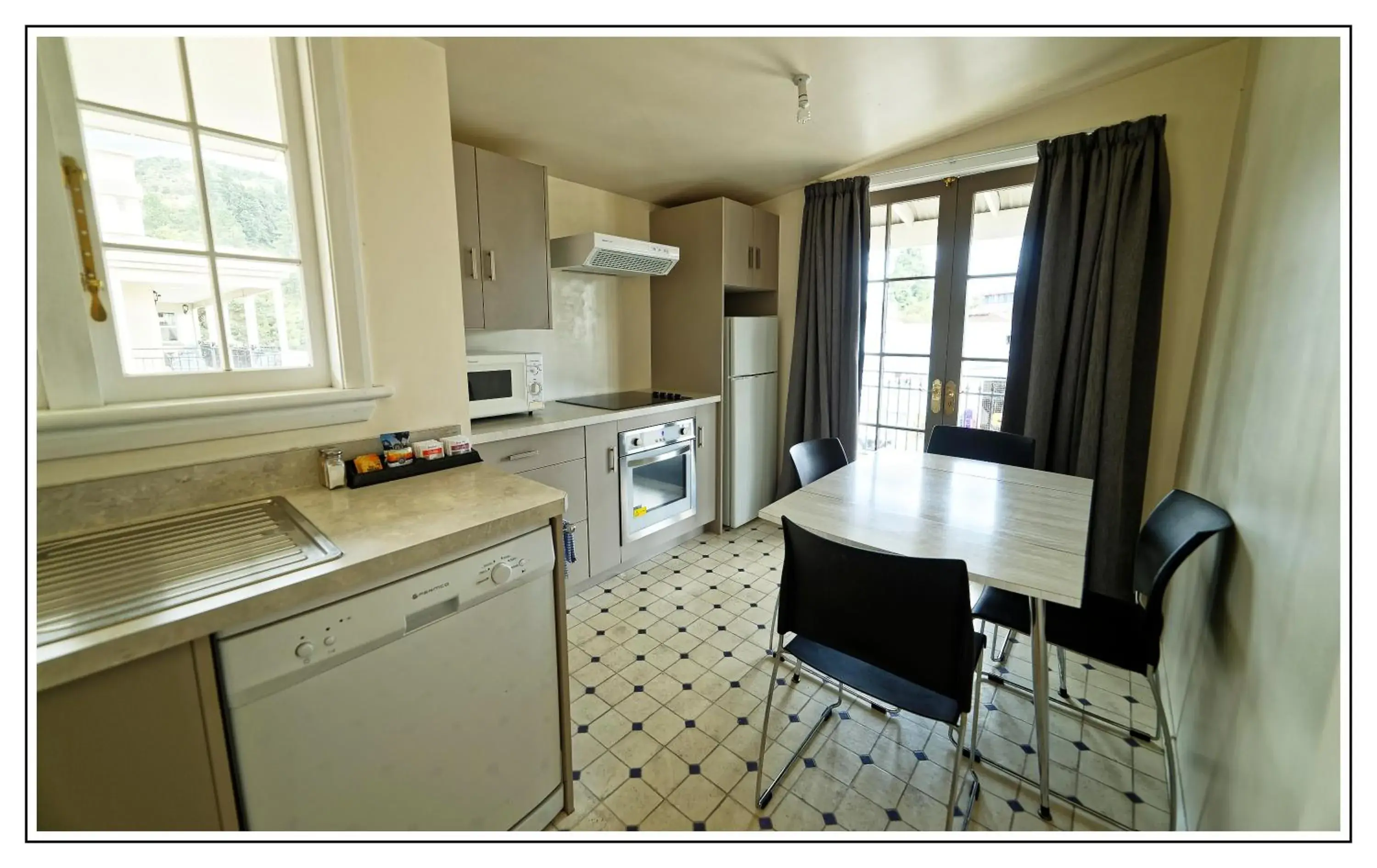 Superior Three-Bedroom Apartment in Lantern Court Motel Superior Three-Bedroom Apartment in Lantern Court Motel