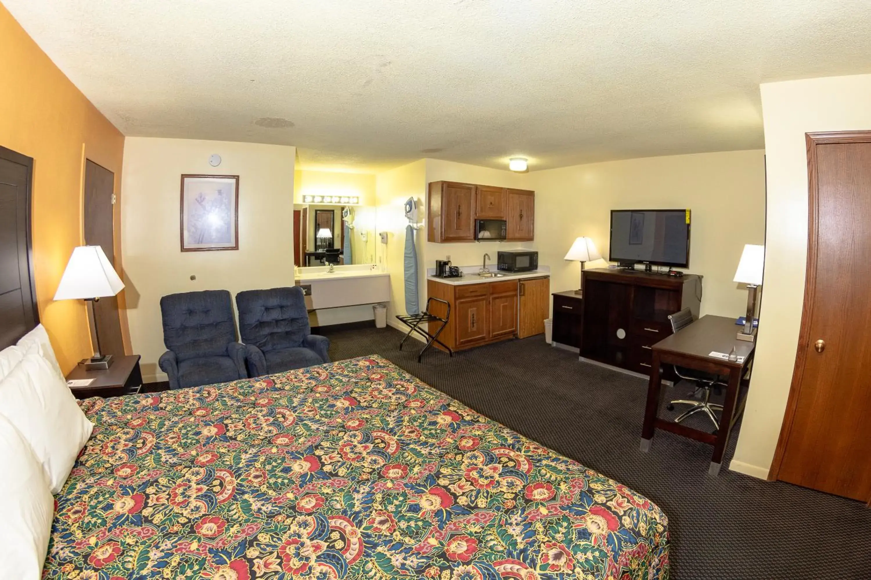 Deluxe King Suite in Knights Inn - Chanute Deluxe King Suite in Knights Inn - Chanute