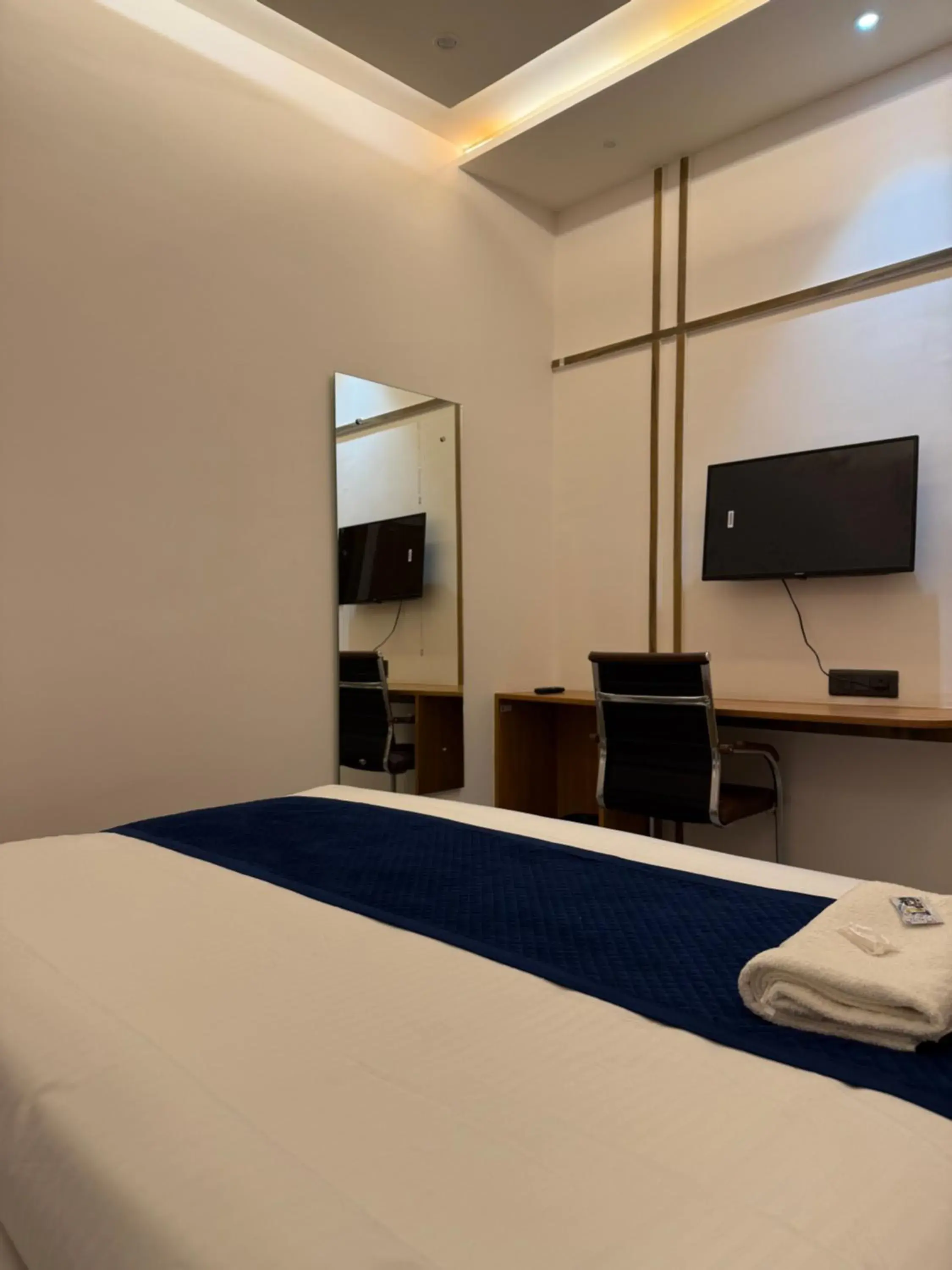 Deluxe Double Room (2 Adults + 1 Child) in Hotel Taj Way by Jyoti Villa Deluxe Double Room (2 Adults + 1 Child) in Hotel Taj Way by Jyoti Villa