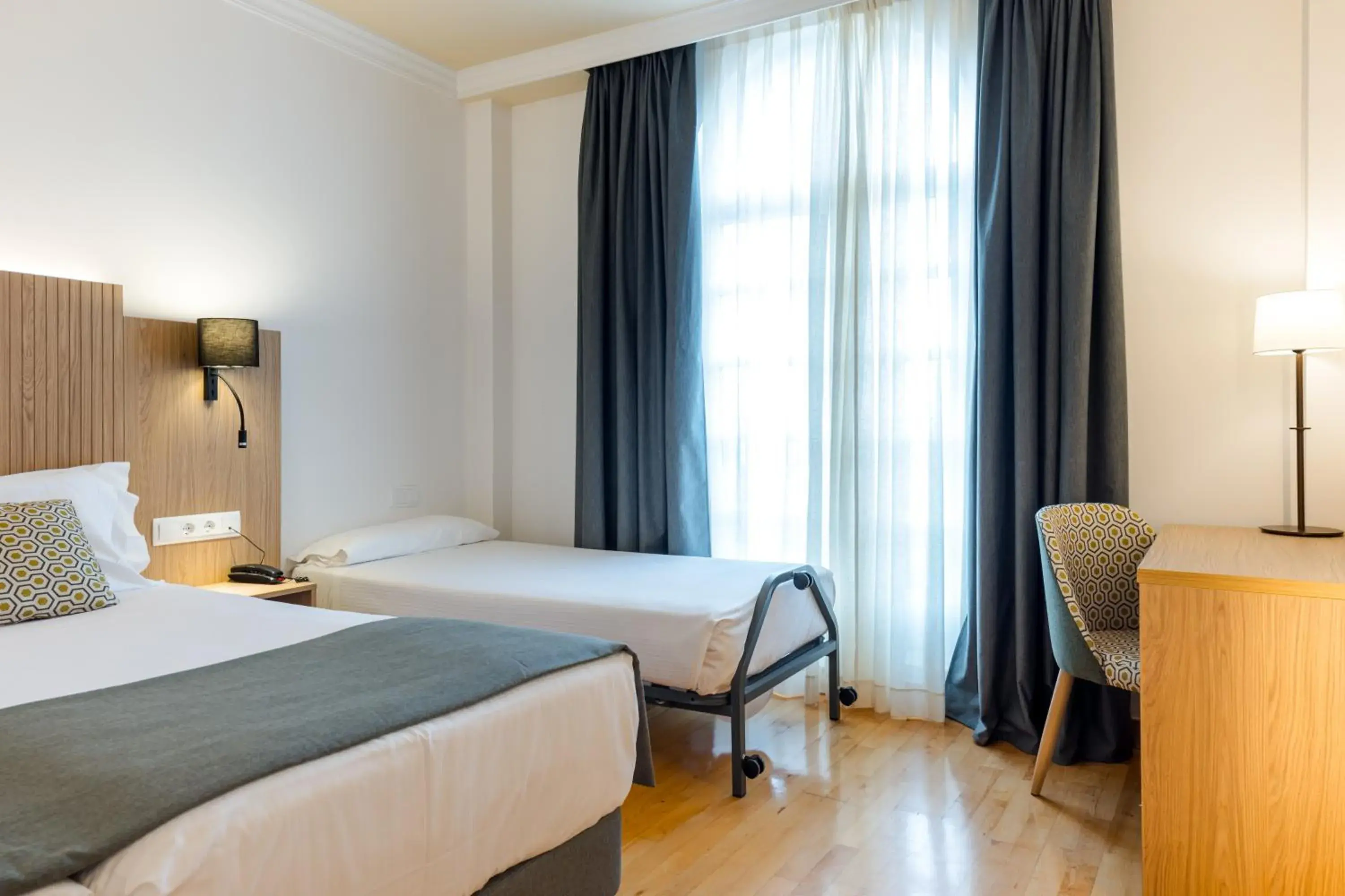 Triple Room with Spa Access (3 Adults) in Hotel Silken Villa de Laguardia Triple Room with Spa Access (3 Adults) in Hotel Silken Villa de Laguardia