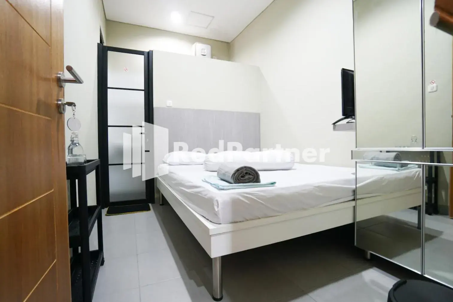 Standard Double Room in Tomang Gelong Guest House Syariah Mitra RedDoorz Standard Double Room in Tomang Gelong Guest House Syariah Mitra RedDoorz