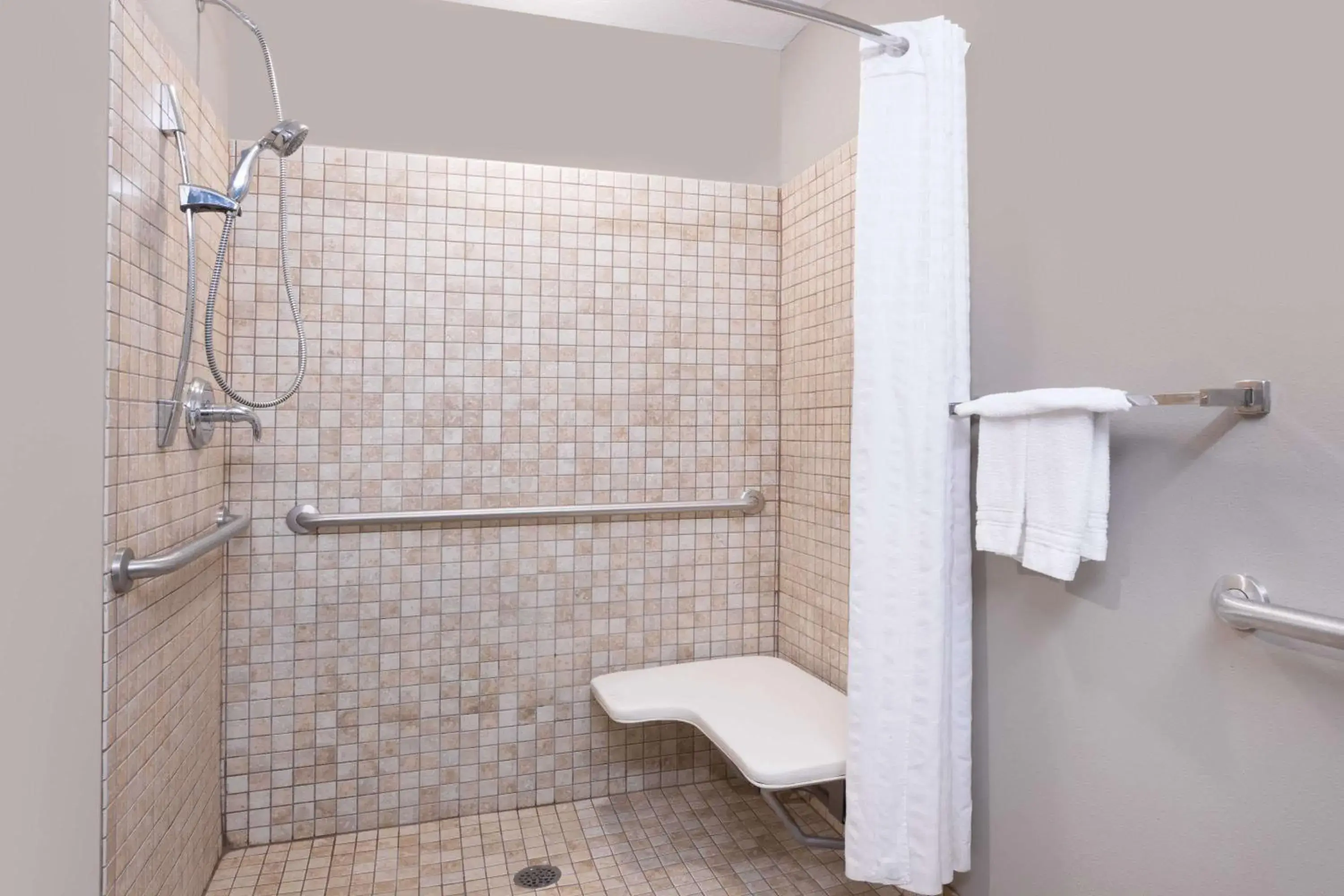 Queen Room - Disability Access - Non-Smoking in Super 8 by Wyndham Rainsville Queen Room - Disability Access - Non-Smoking in Super 8 by Wyndham Rainsville