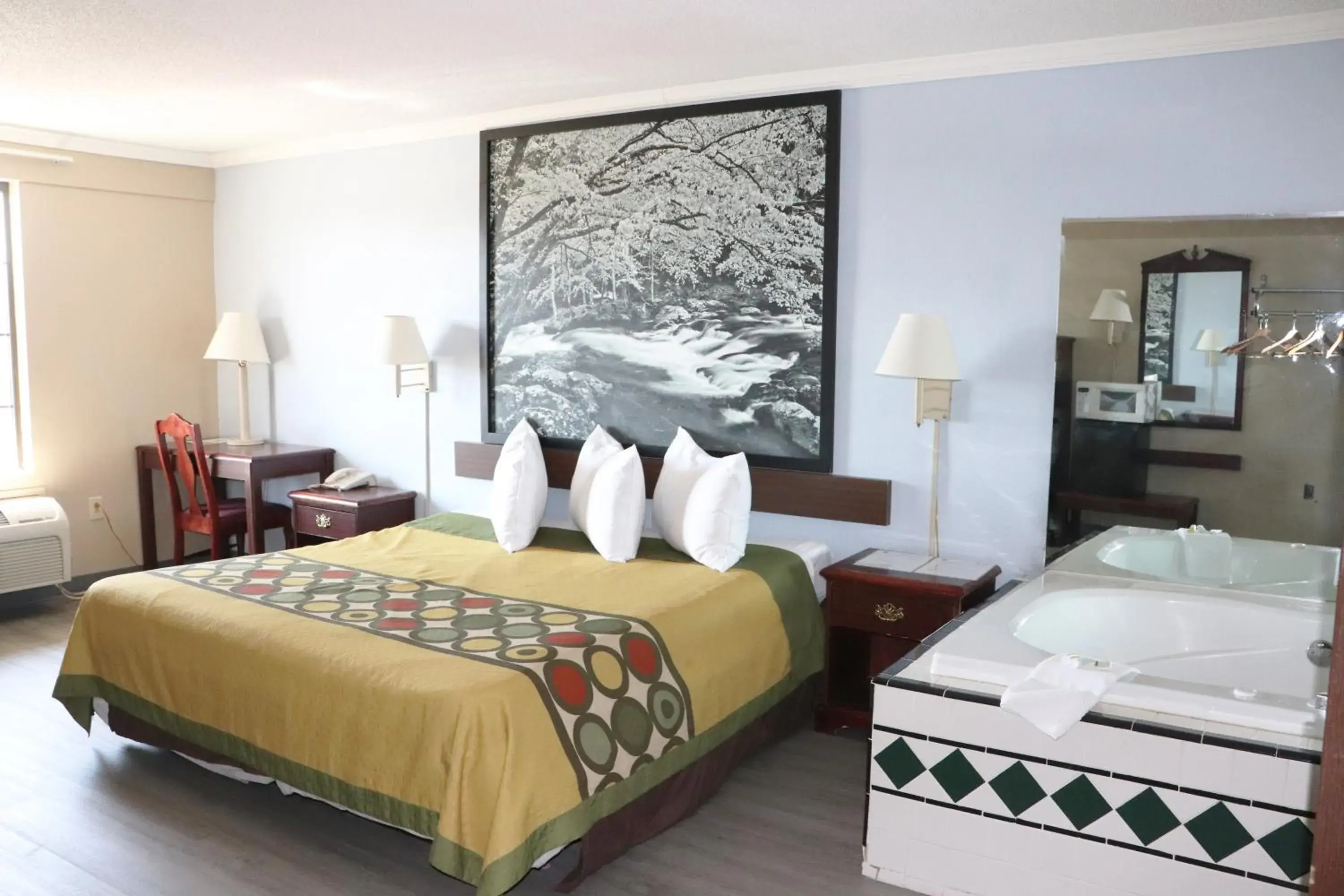 King Suite - Non-Smoking in Super 8 by Wyndham Clarksville East King Suite - Non-Smoking in Super 8 by Wyndham Clarksville East