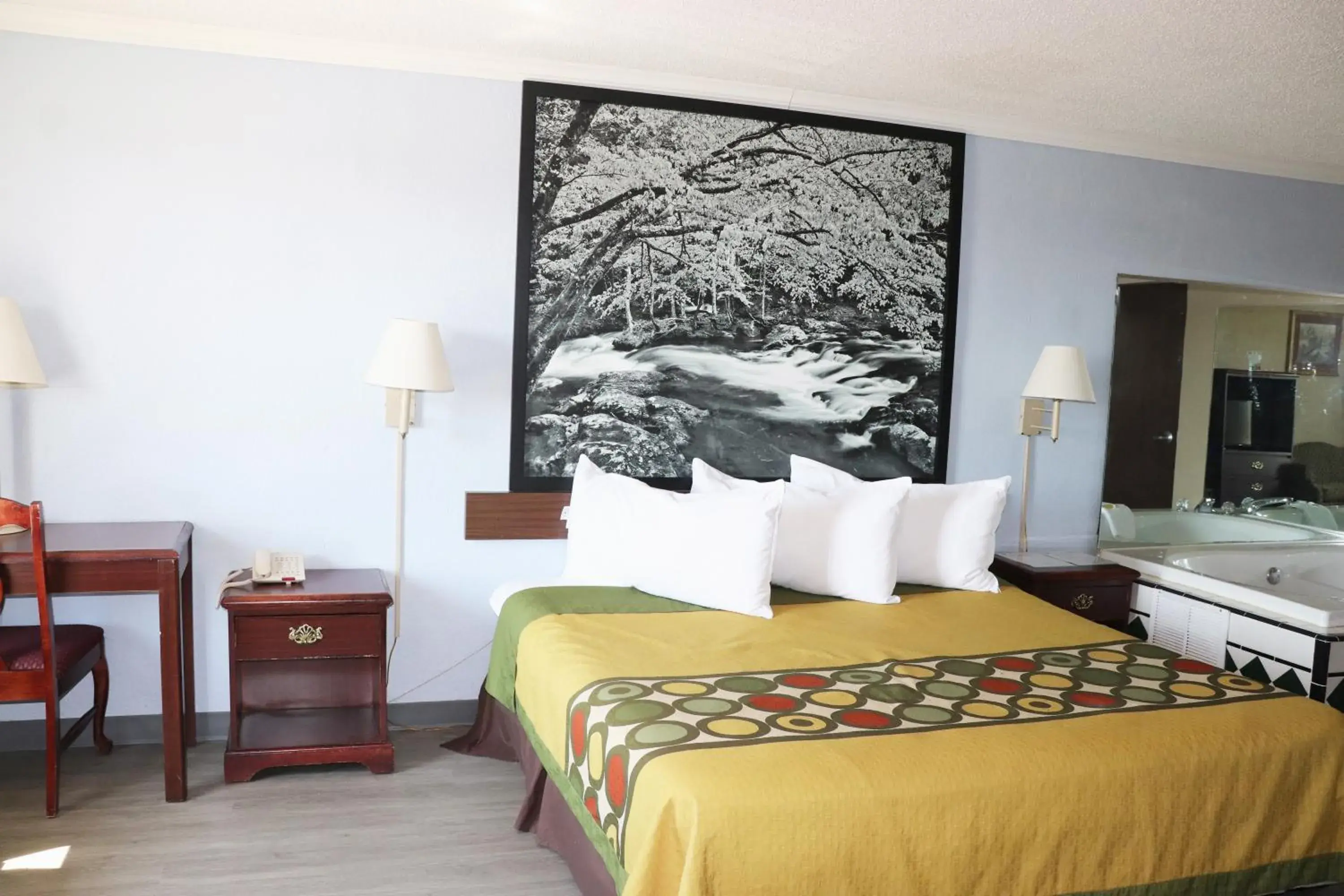 King Suite - Smoking in Super 8 by Wyndham Clarksville East King Suite - Smoking in Super 8 by Wyndham Clarksville East