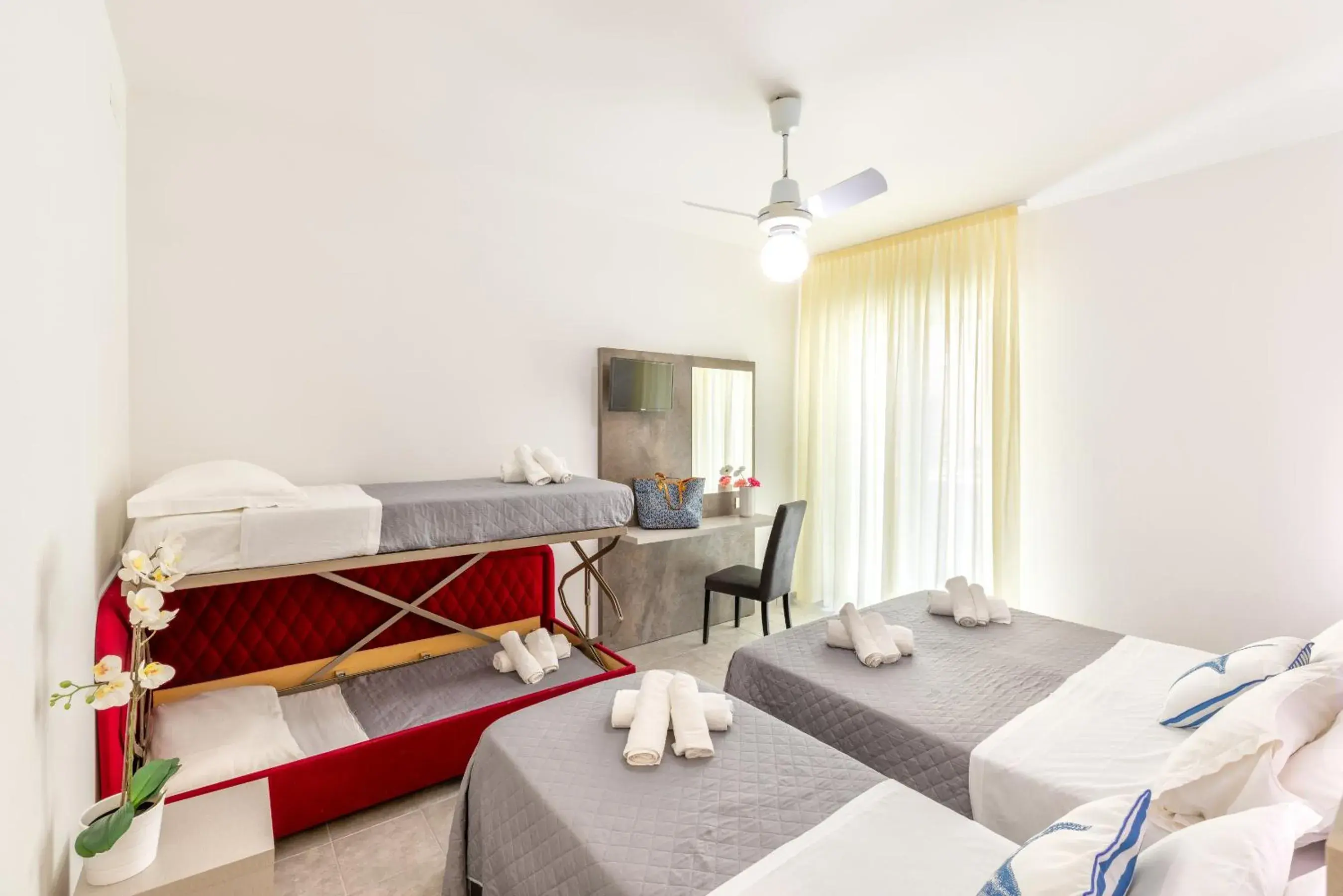 Family Room with Balcony in Hotel Condor-New 2024-Con Piscina Family Room with Balcony in Hotel Condor-New 2024-Con Piscina