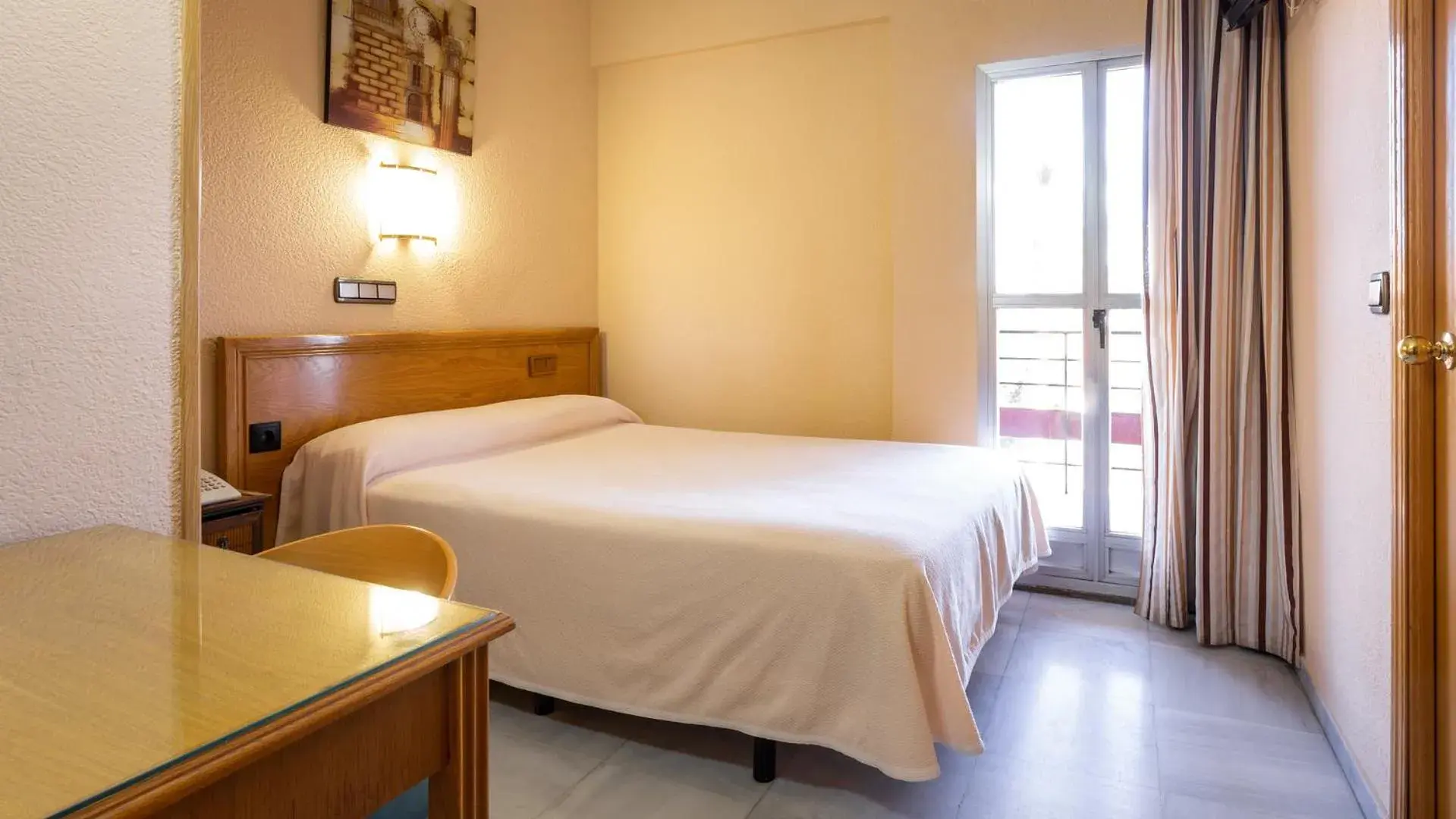 Single Room with Parking in Hotel Zeus Single Room with Parking in Hotel Zeus