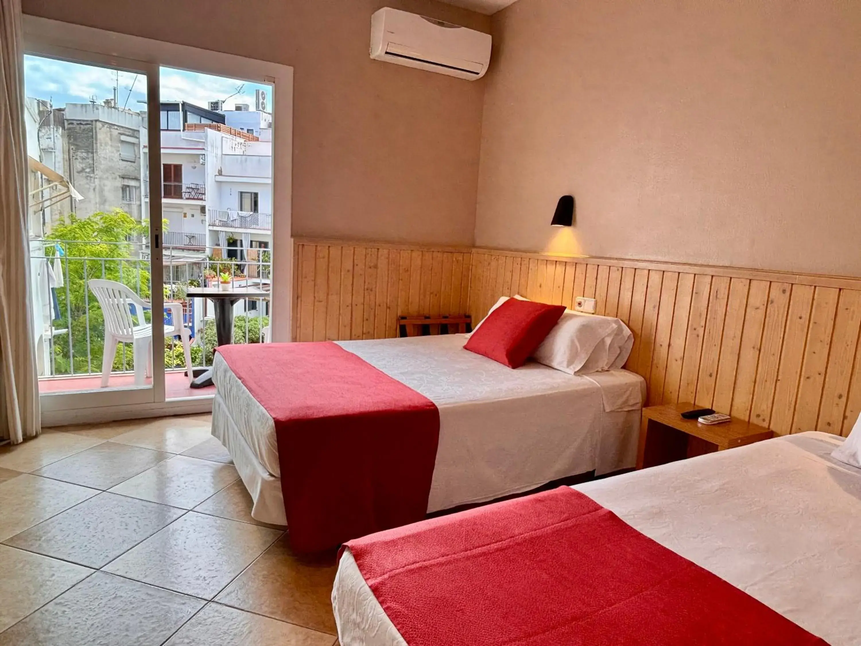 Standard Double Room with Balcony in Hotel Piccadilly Sitges Standard Double Room with Balcony in Hotel Piccadilly Sitges