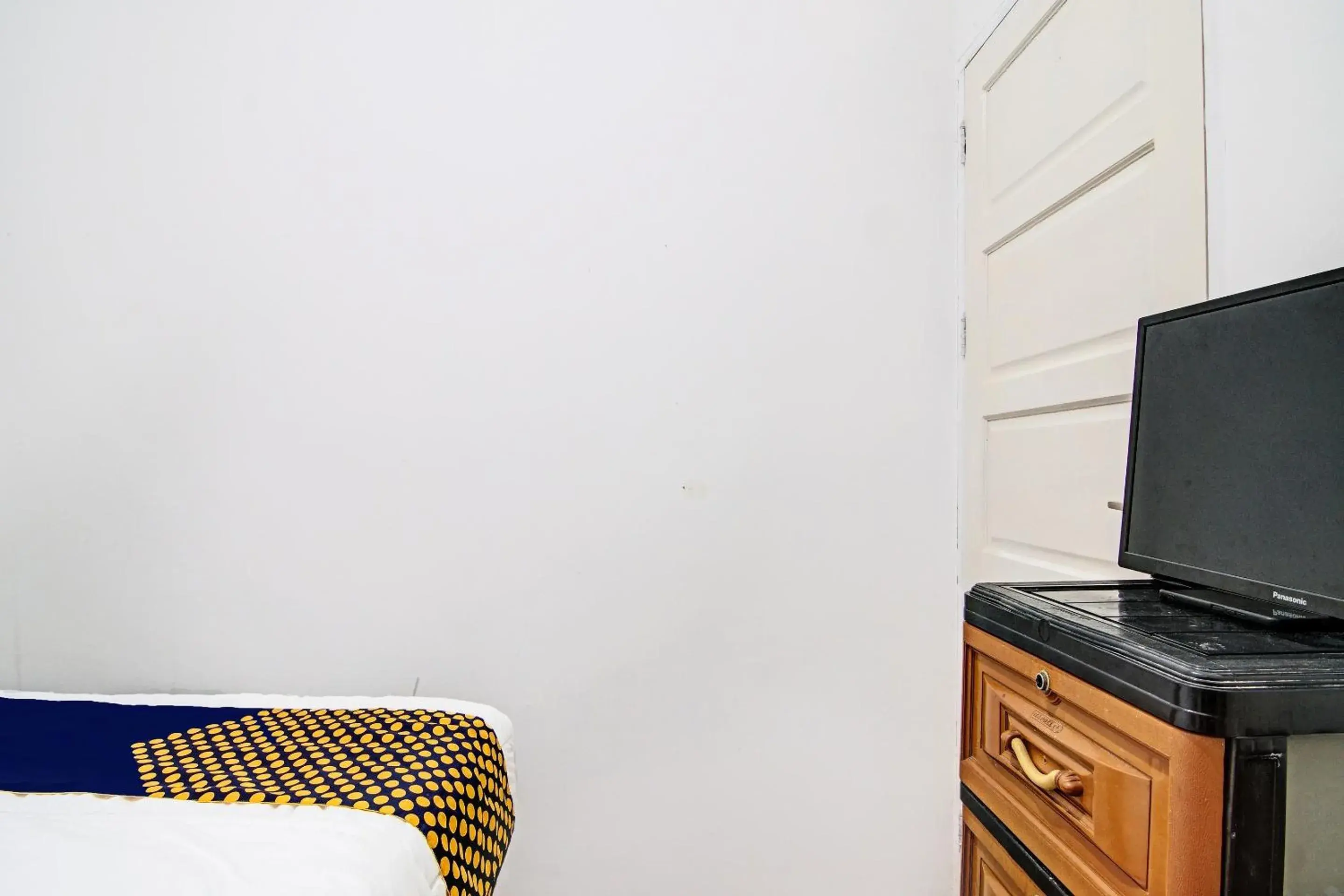 Budget Double Room in Hotel O Homestay Dinda Syariah Near Masjid Al Amin Budget Double Room in Hotel O Homestay Dinda Syariah Near Masjid Al Amin