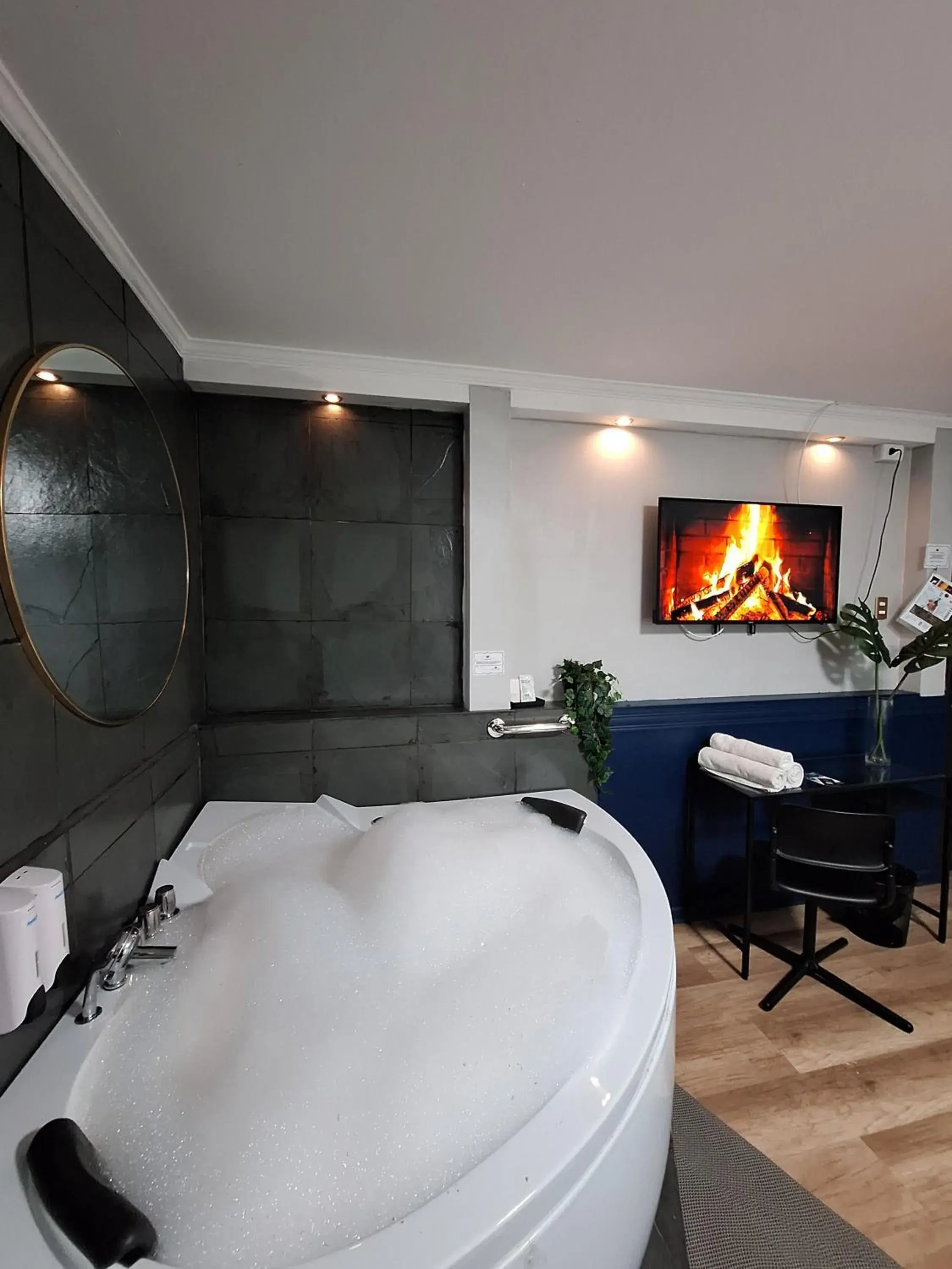 Deluxe Suite with Spa Bath in Hotel Asturias Deluxe Suite with Spa Bath in Hotel Asturias