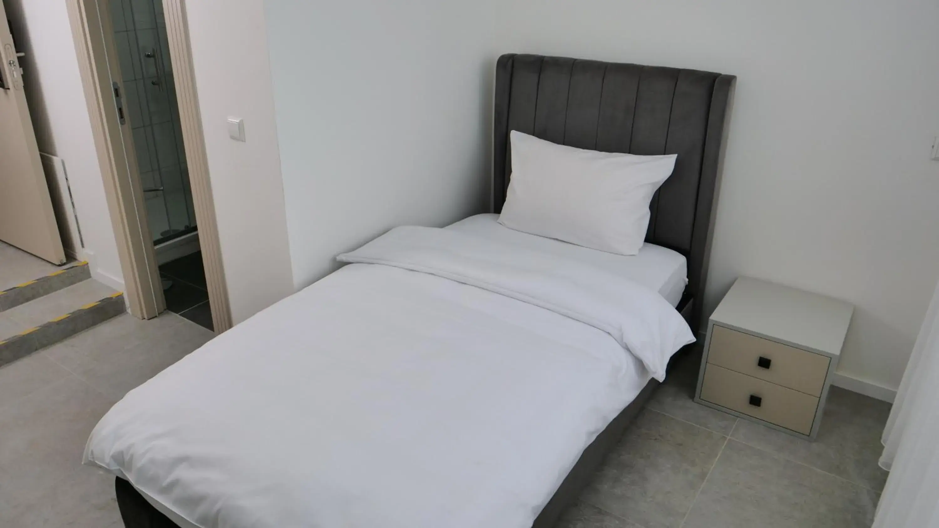 Single Room with Bathroom - single occupancy in Evsenn Hotel Single Room with Bathroom - single occupancy in Evsenn Hotel